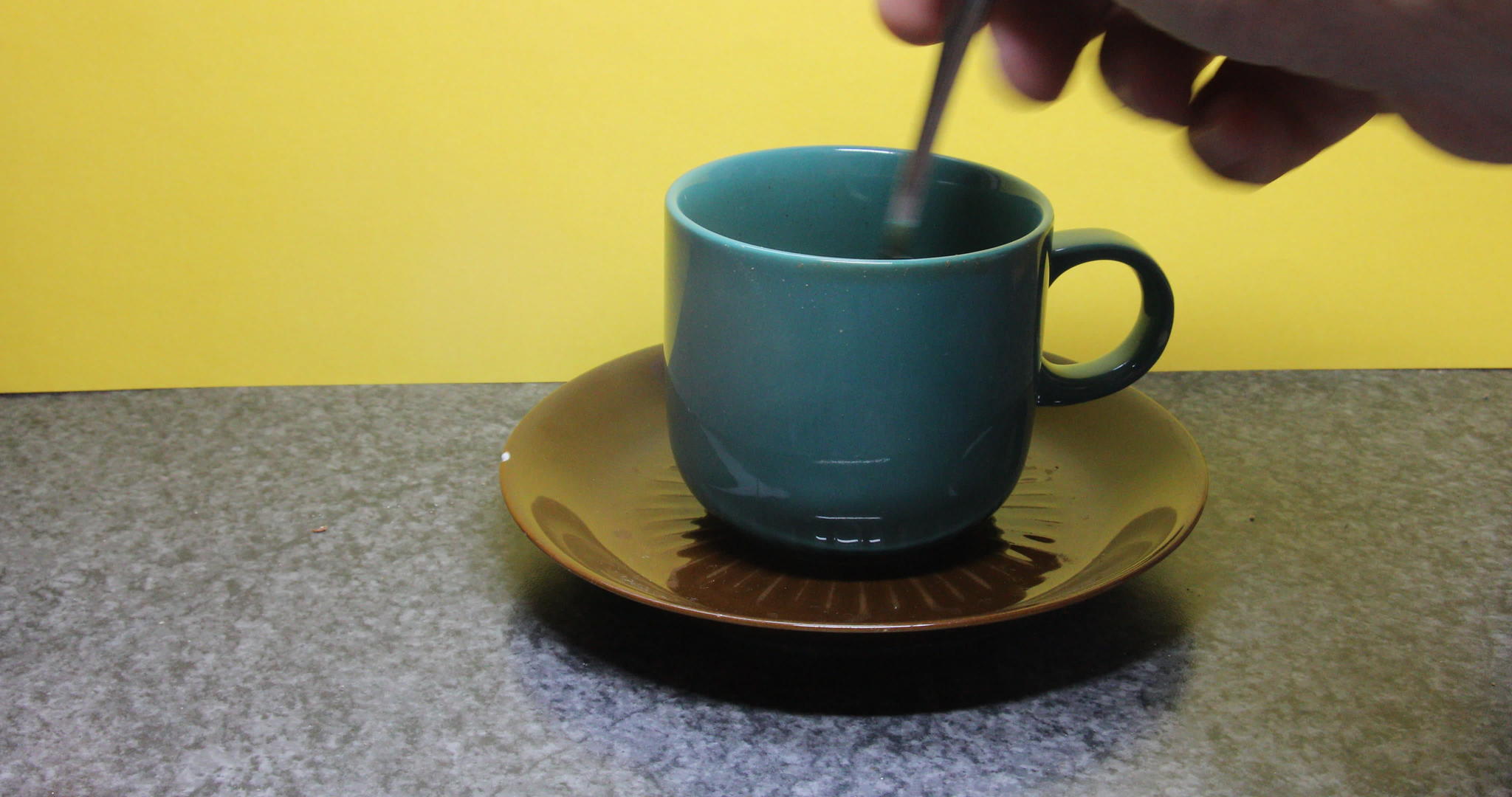 在绿色咖啡杯里搅拌银汤匙视频的预览图