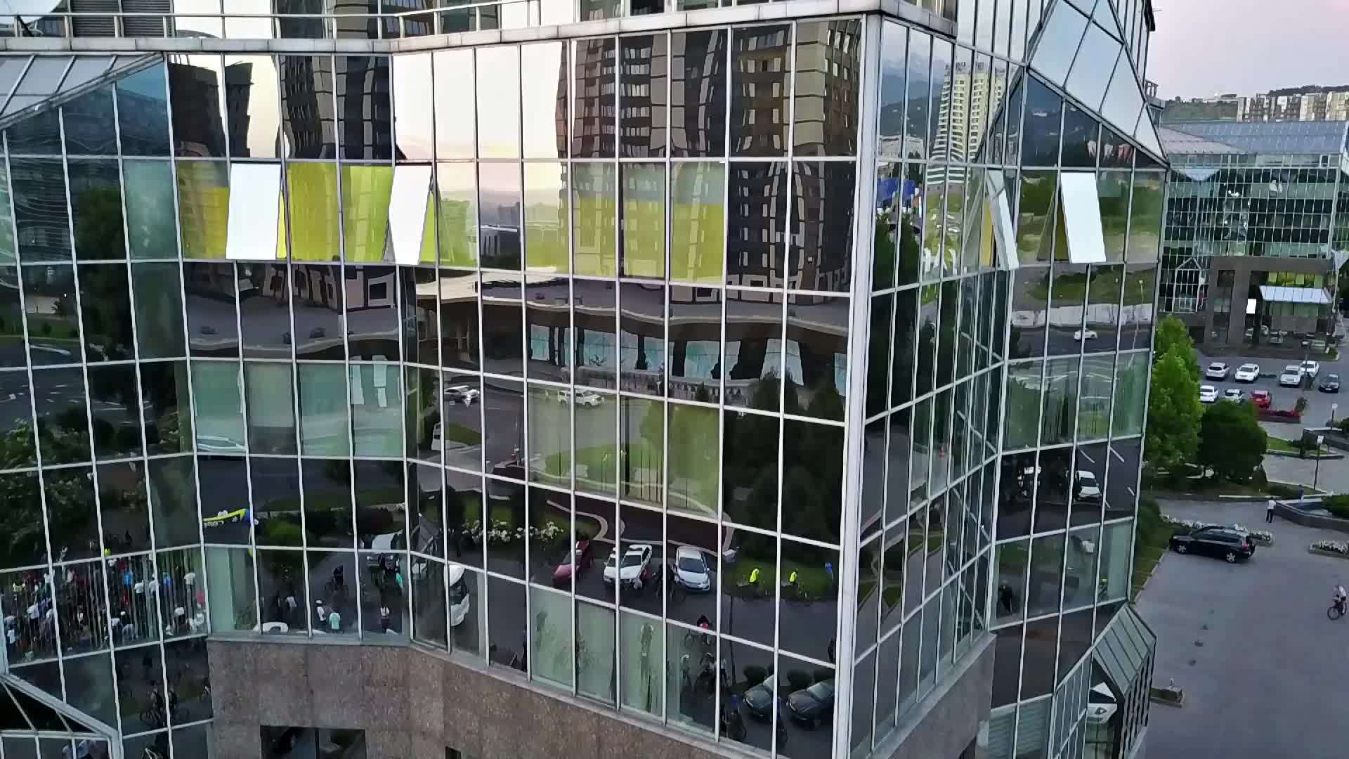 玻璃楼里有一个关于城市的反射视频的预览图