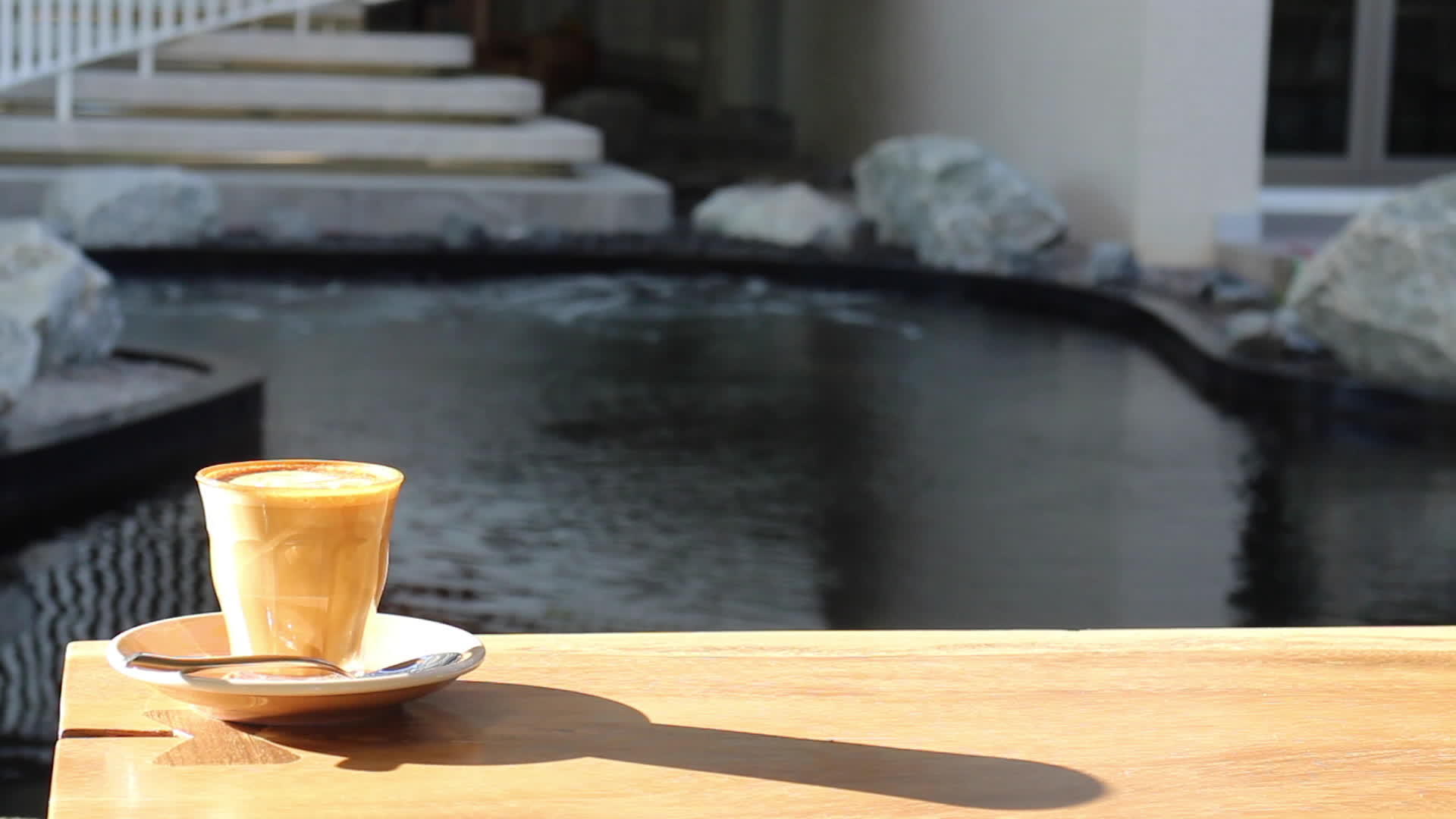 清晨一杯咖啡被绿色和寒冷包围视频的预览图