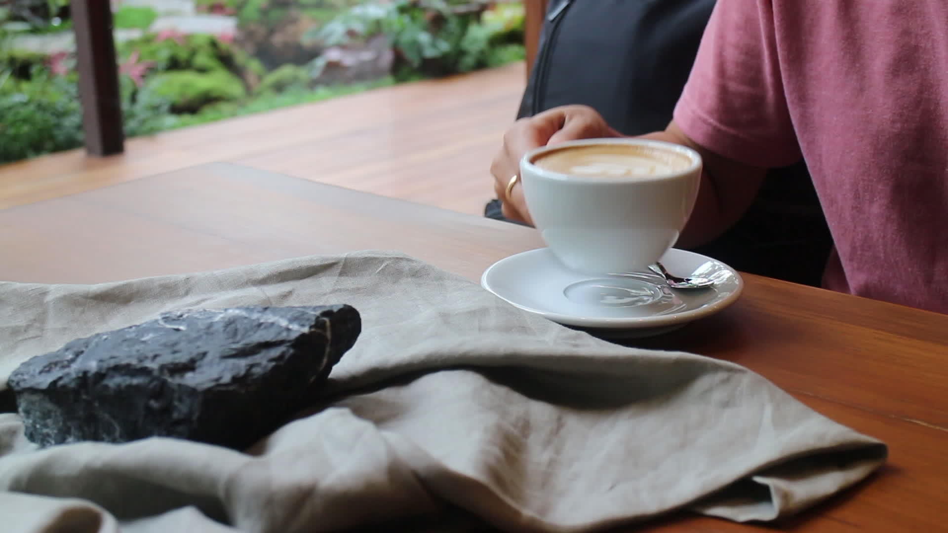 带花园风景的热咖啡拿铁杯视频的预览图