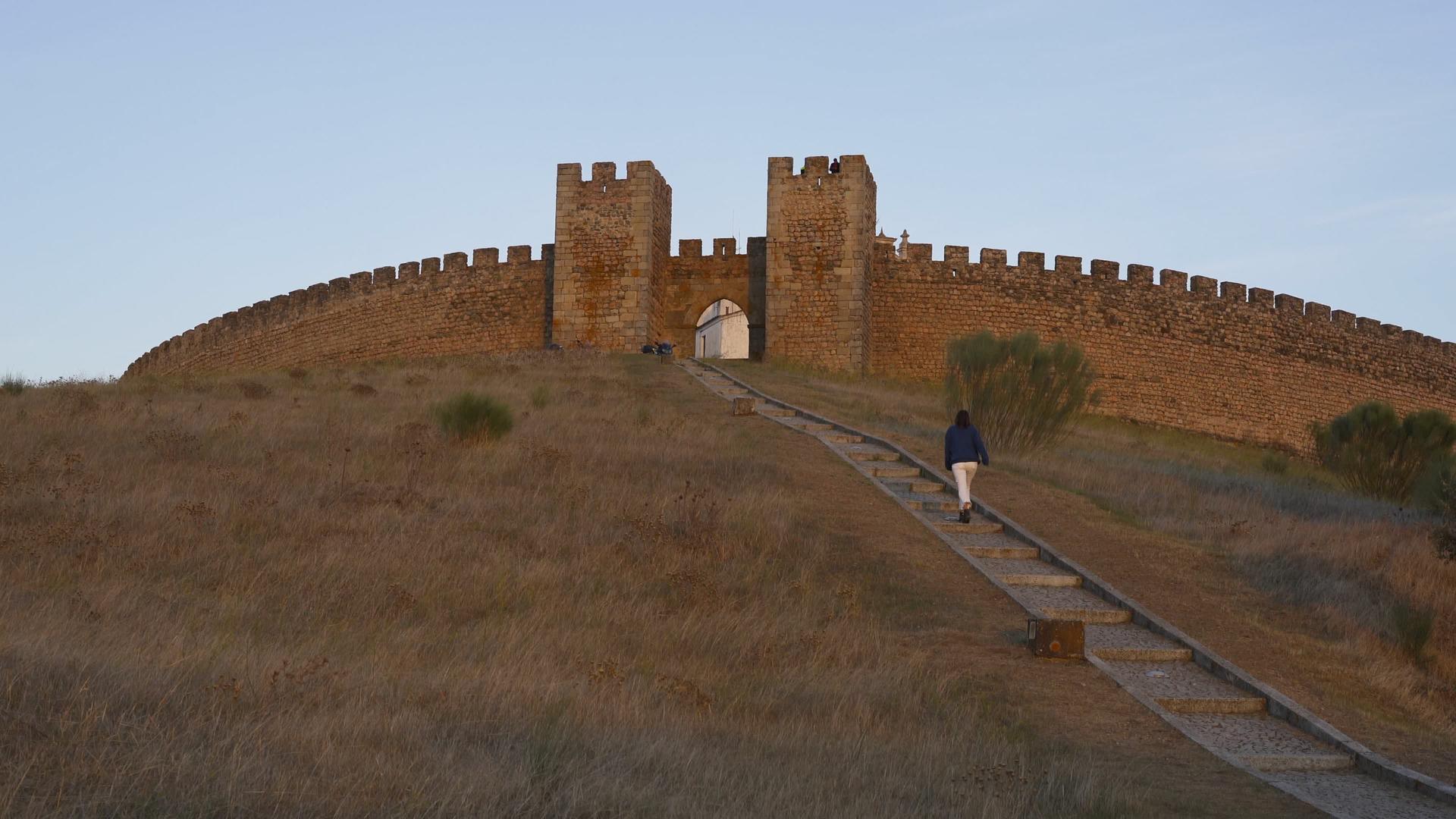 女人上楼梯到拉里奥洛斯城堡日落时在阿伦乔脚下视频的预览图