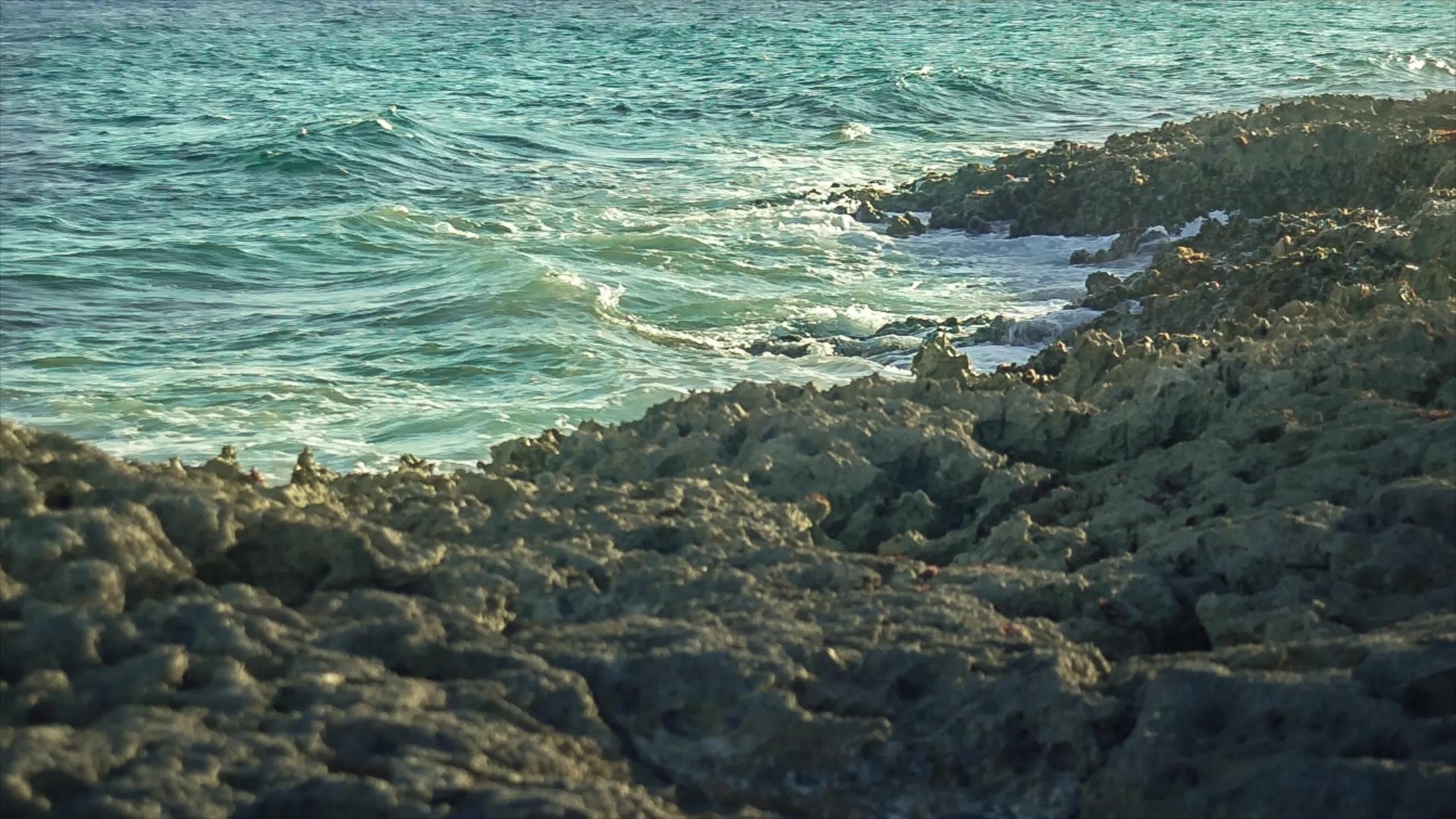 卡利贝贝海浪在沿海岩石上碰撞视频的预览图
