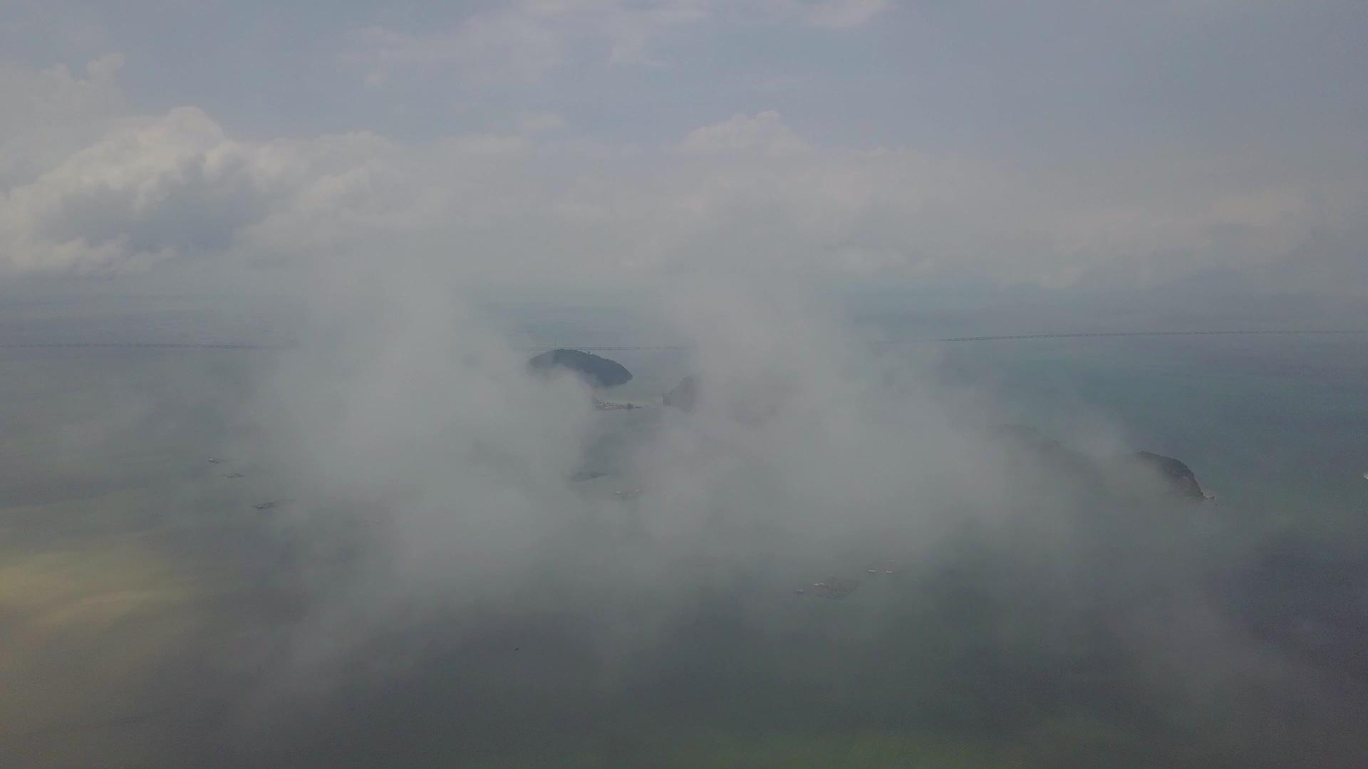 白云飞向岛上视频的预览图