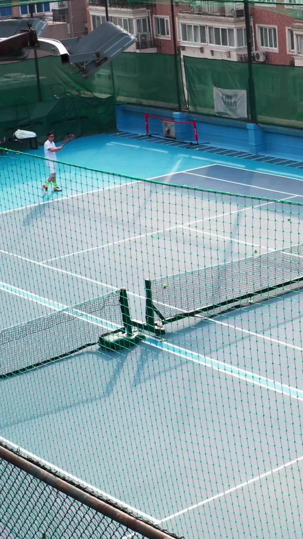 在网球场上对打的运动员视频的预览图