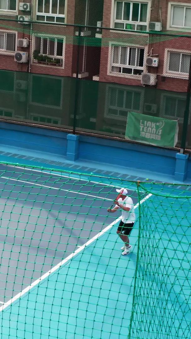 在网球场上对打的运动员视频的预览图