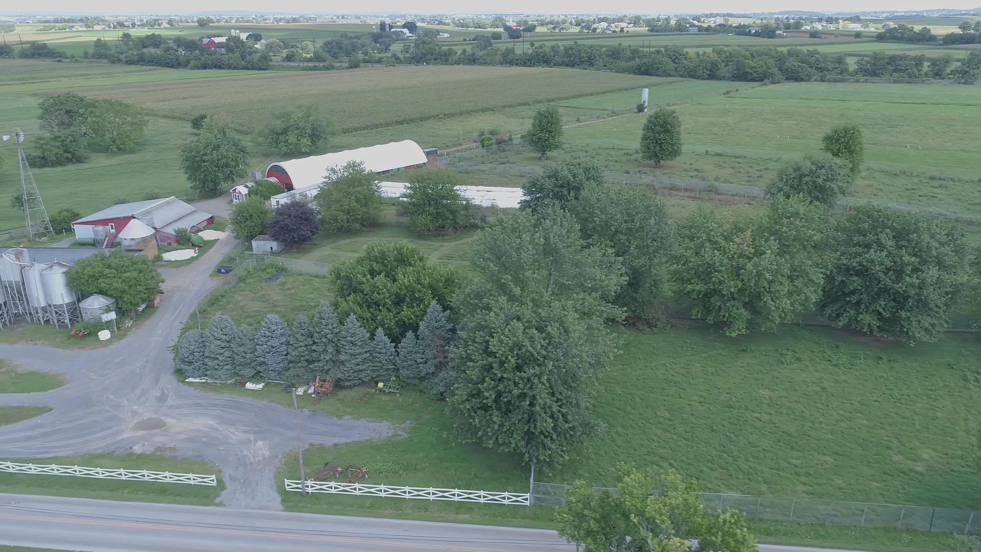当无人机看到日出时农场和乡村的风景是半云的视频的预览图
