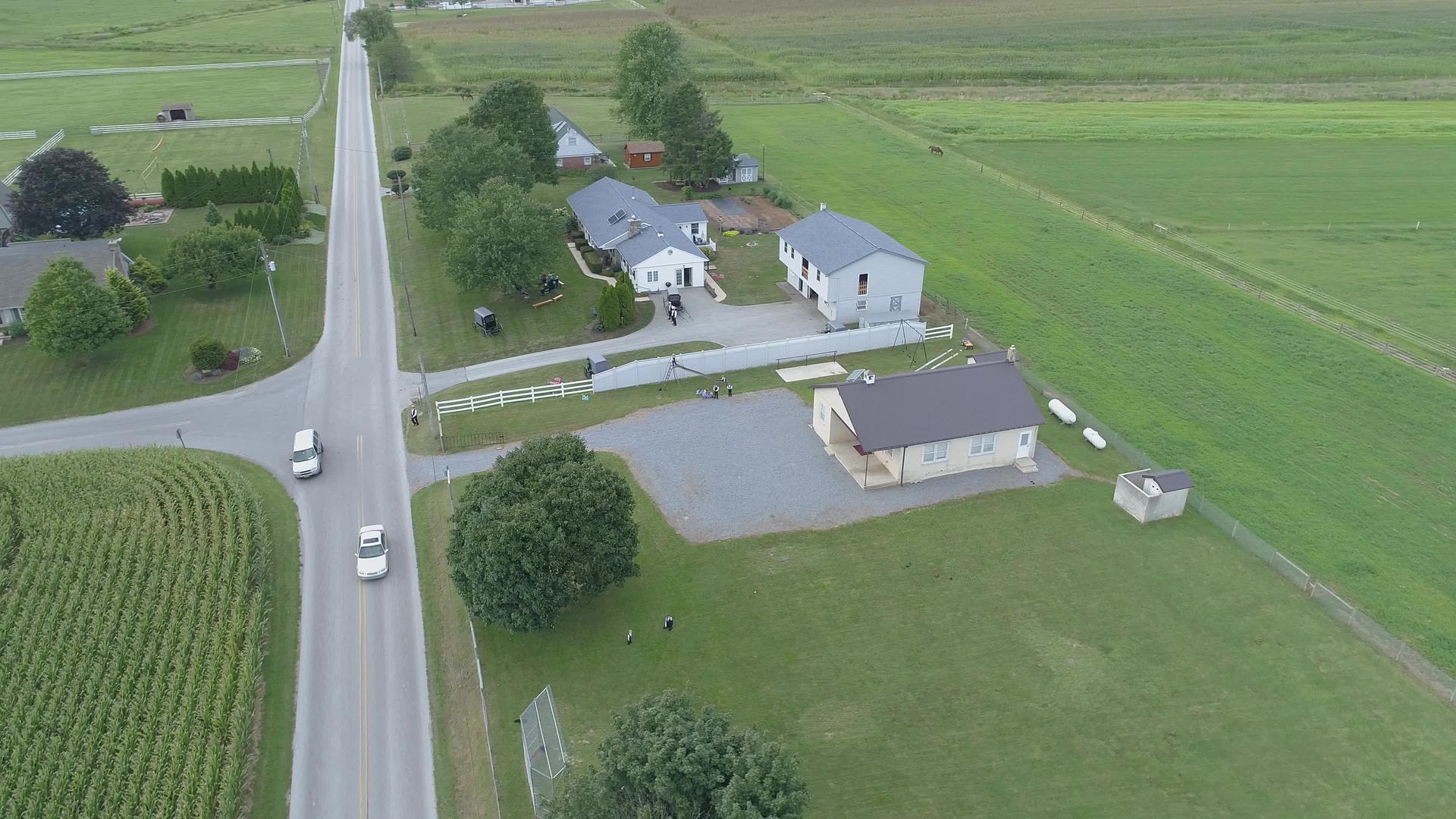 根据无人驾驶飞机的观察夏天有一天Amish单间视频的预览图