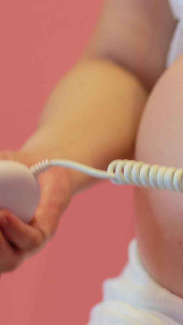 怀孕妇女准妈妈测量怀孕肚子里的胎心率视频的预览图