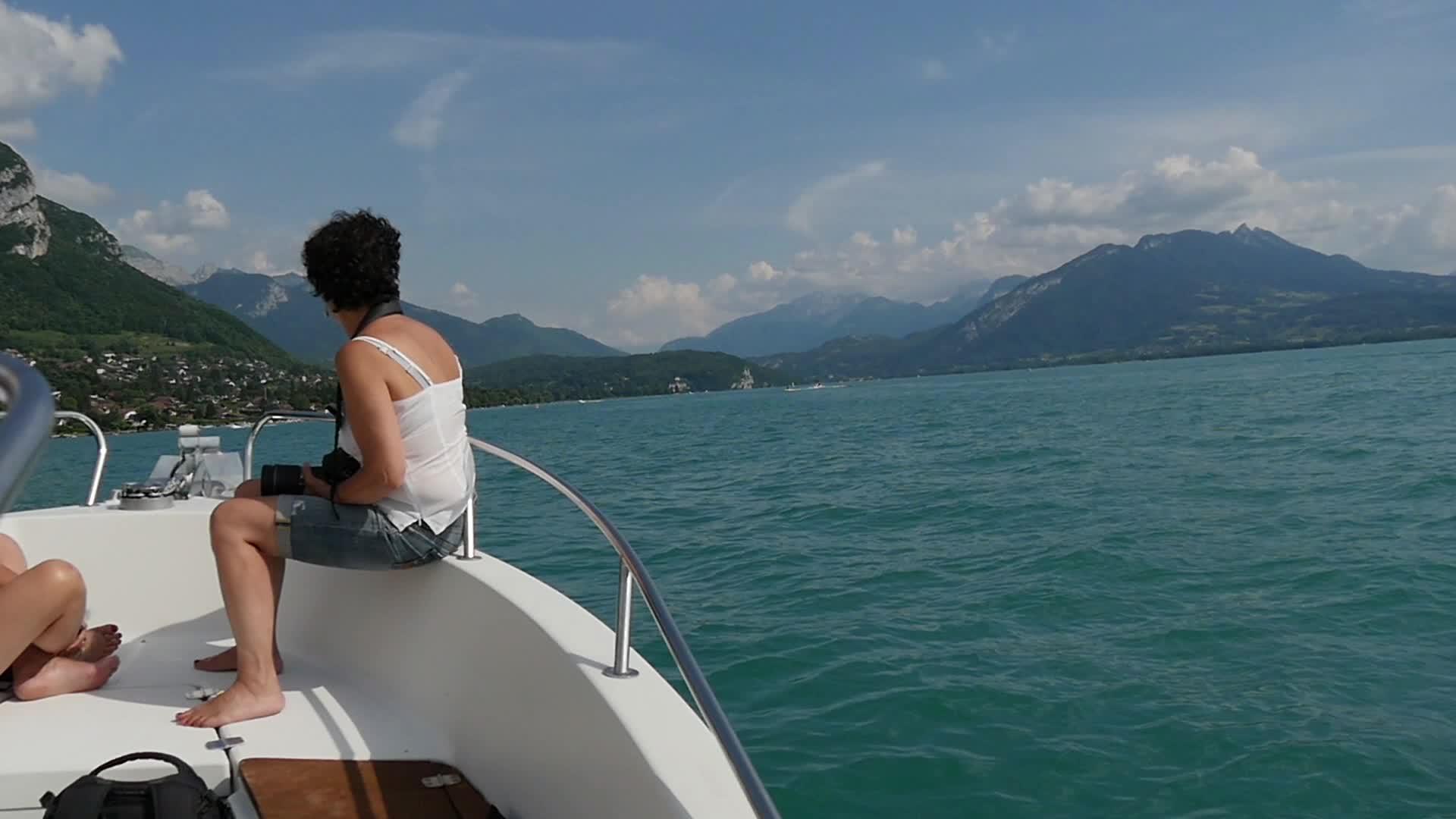 一艘船在湖中Annecy视频的预览图
