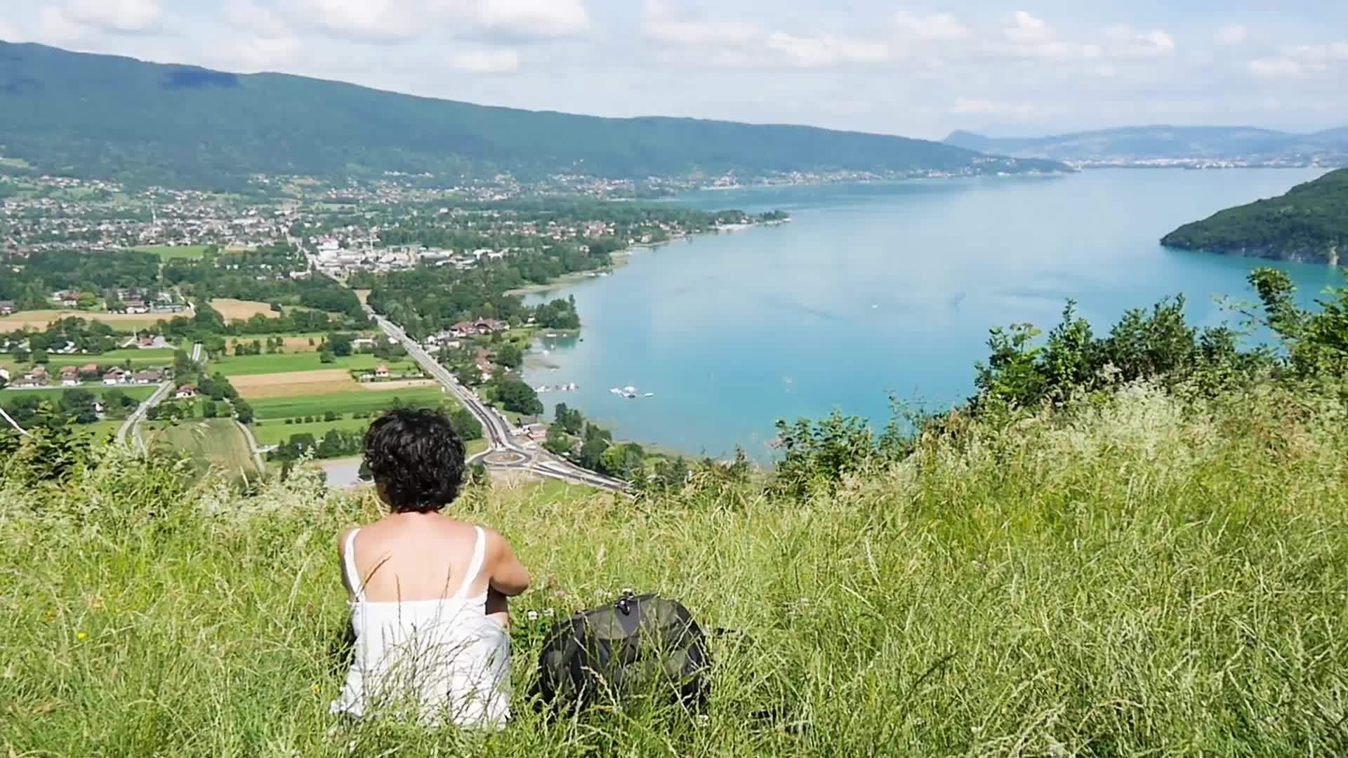 徒步旅行者在法国山上观看无乳湖视频的预览图