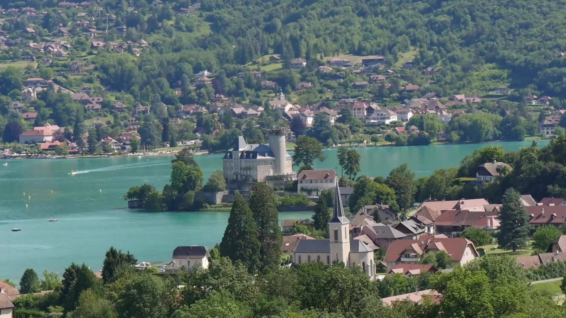 在法国区有哑弹城堡annecylakeinFrench视频的预览图