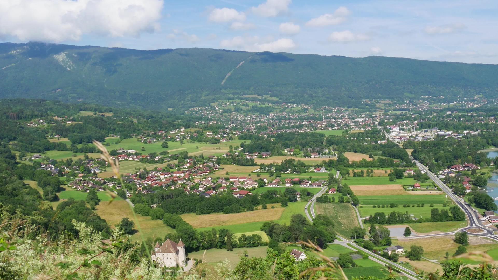 阿尔卑斯山的法国Annecy湖视图视频的预览图