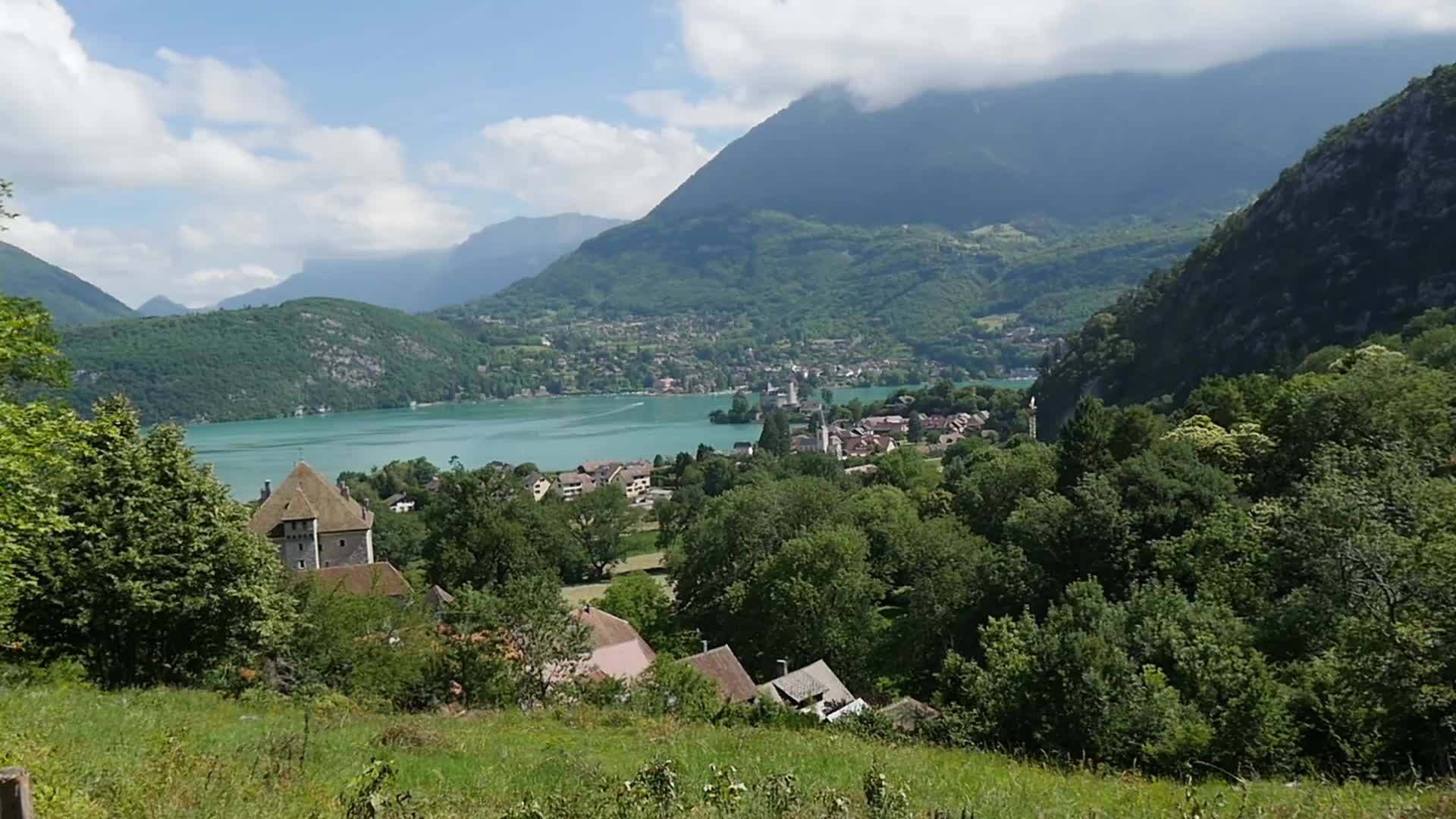 富林特村在法国高山中Annecy湖风景视频的预览图