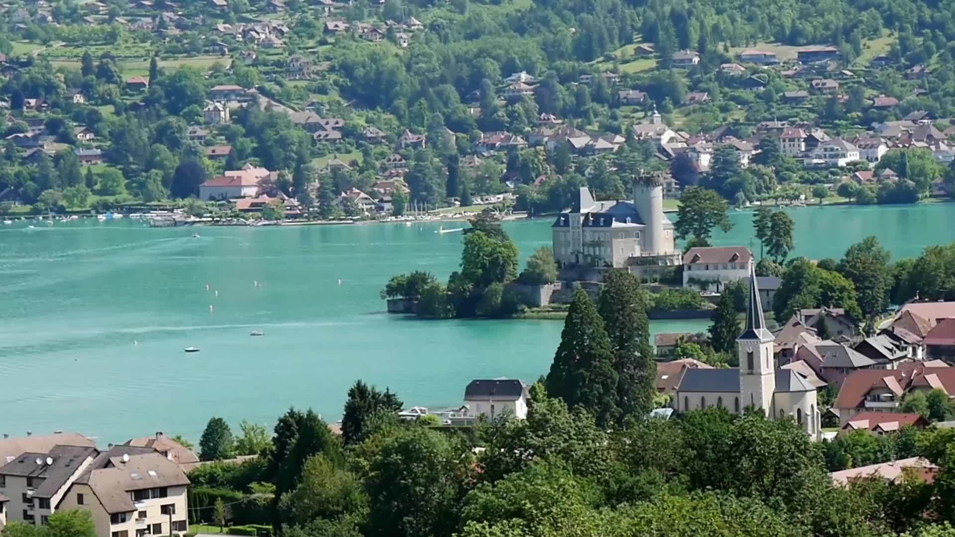 富林特村在法国高山中Annecy湖风景视频的预览图