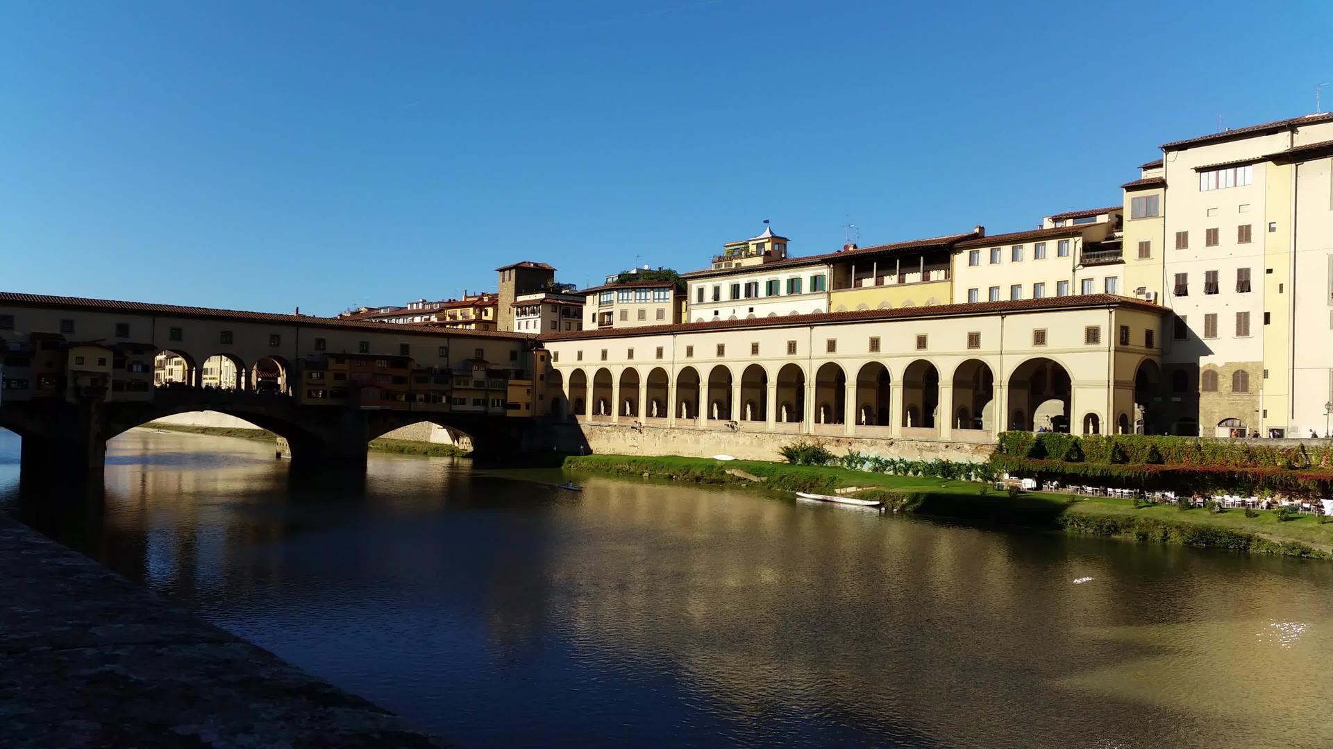 佛罗伦萨意大利PonteVecchio横跨亚诺的拱桥视频的预览图