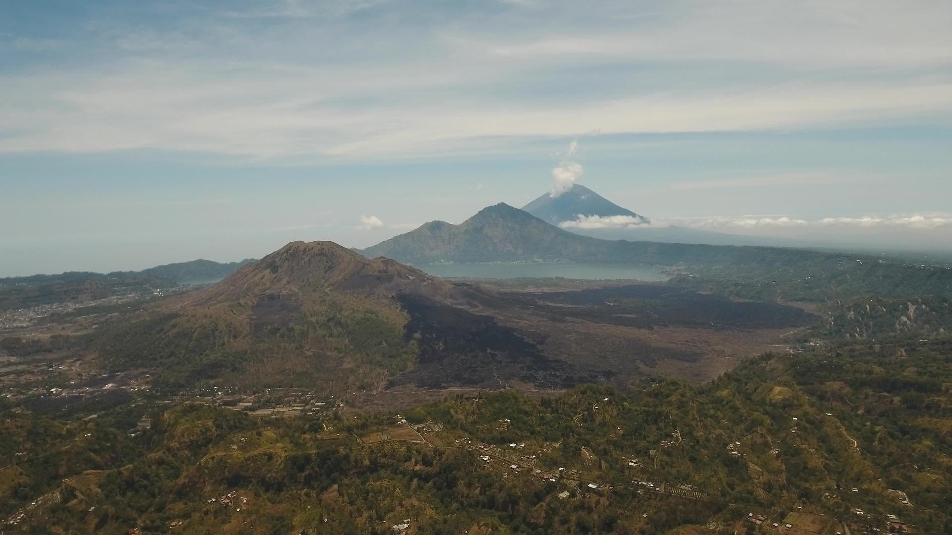 卡图尔湖和火山agungbaliindonesia视频的预览图