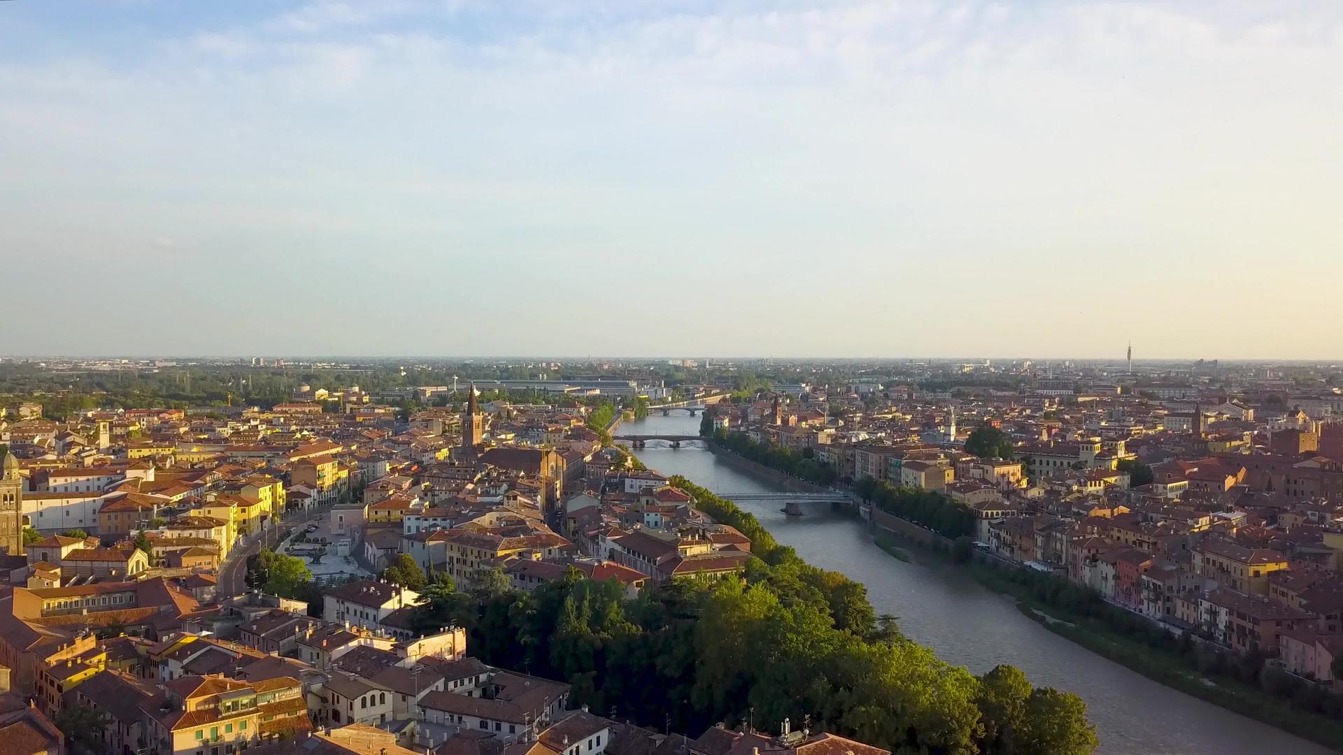 维罗纳的空中航向是一座横跨阿迪多河的建筑有红砖屋顶视频的预览图