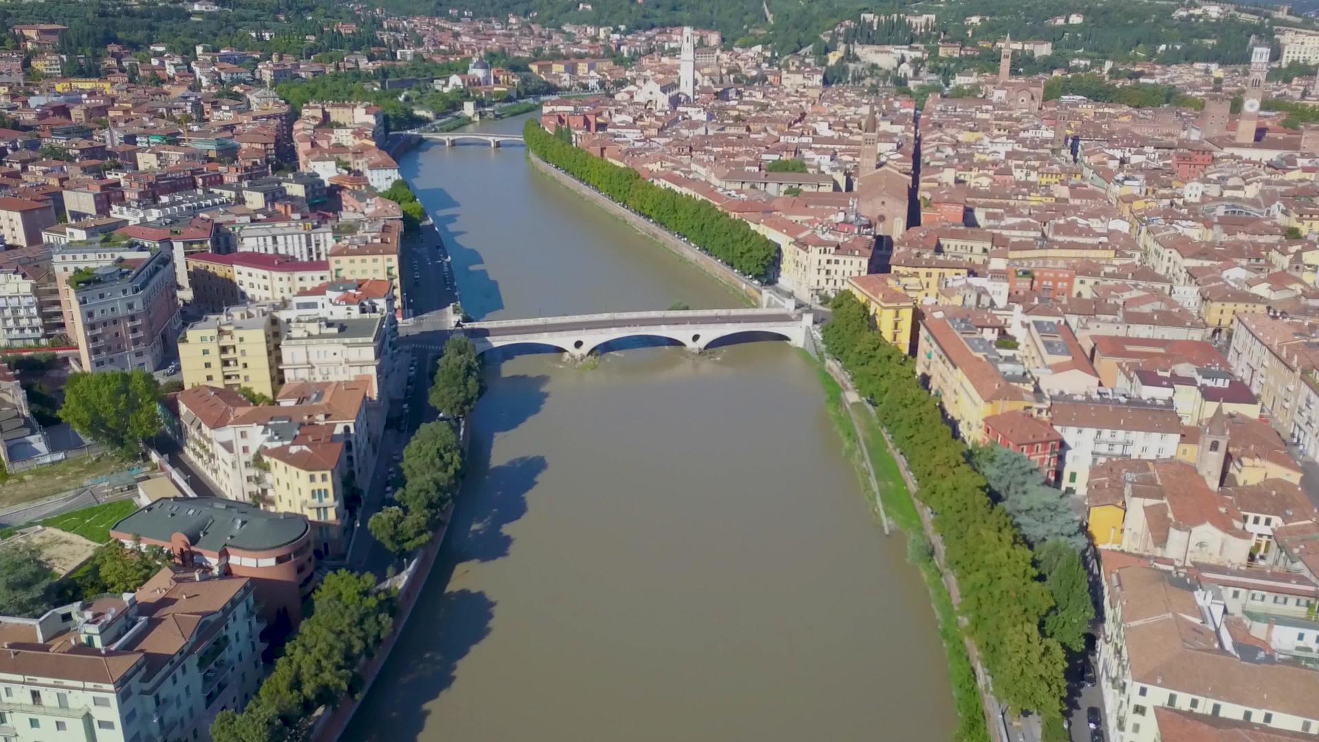 河流和桥梁的空中景象drone飞越dige河上空以视频的预览图