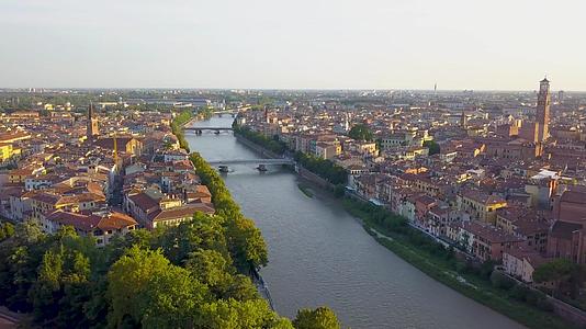 维罗纳历史城市中心的桥梁全景跨越阿迪海河视频的预览图