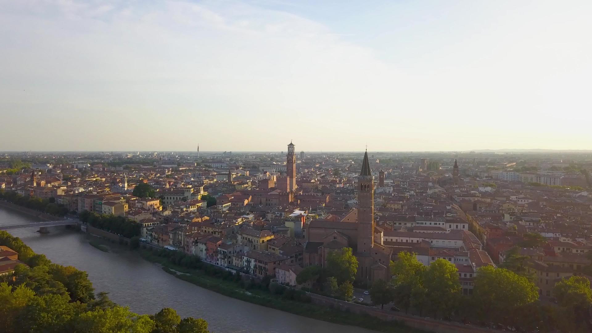 Verona观察阿迪埃河大教堂的空中桥梁diomo视频的预览图