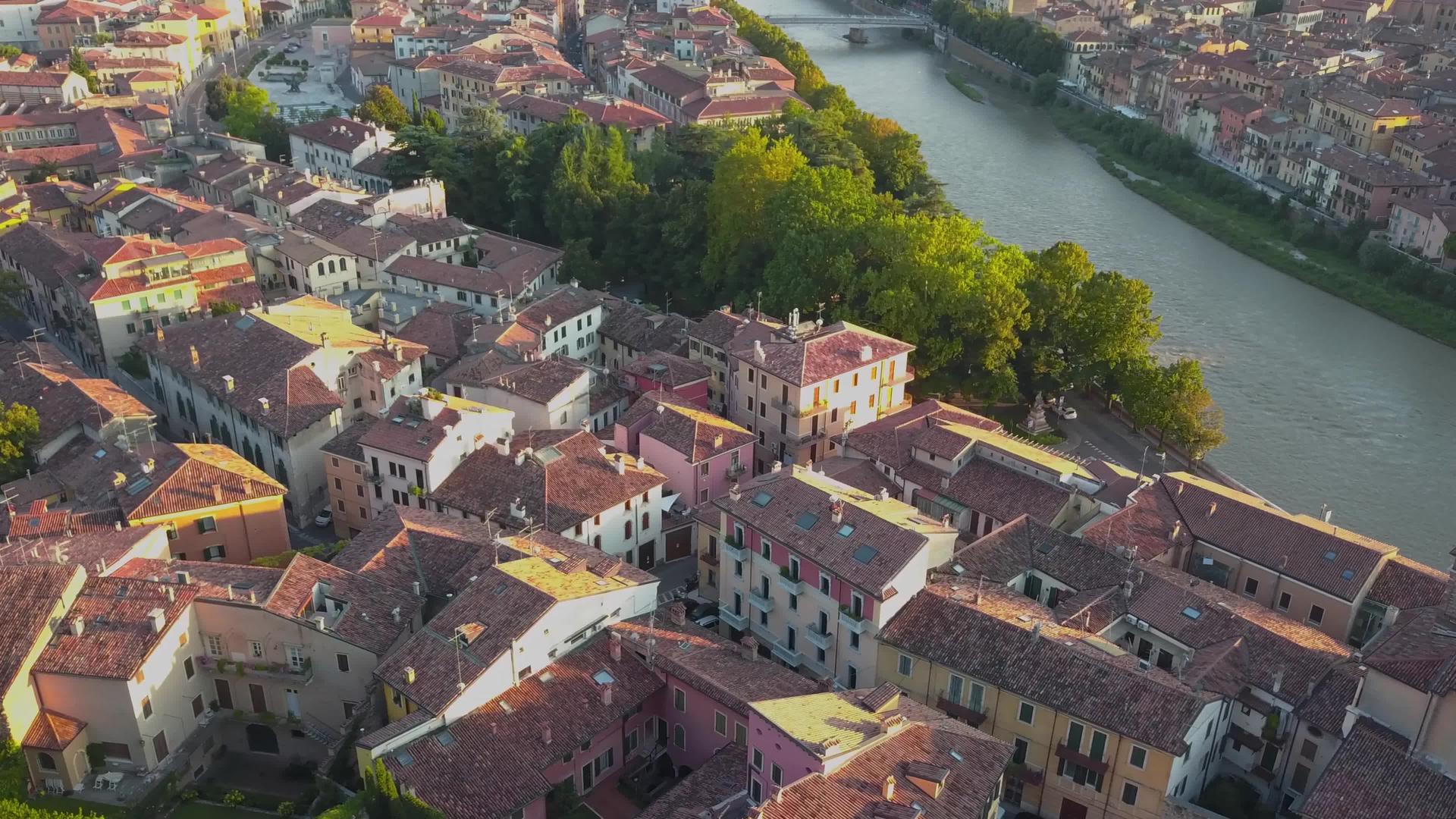 Verona中世纪城市的空中航向包括横跨阿迪海河的桥梁视频的预览图