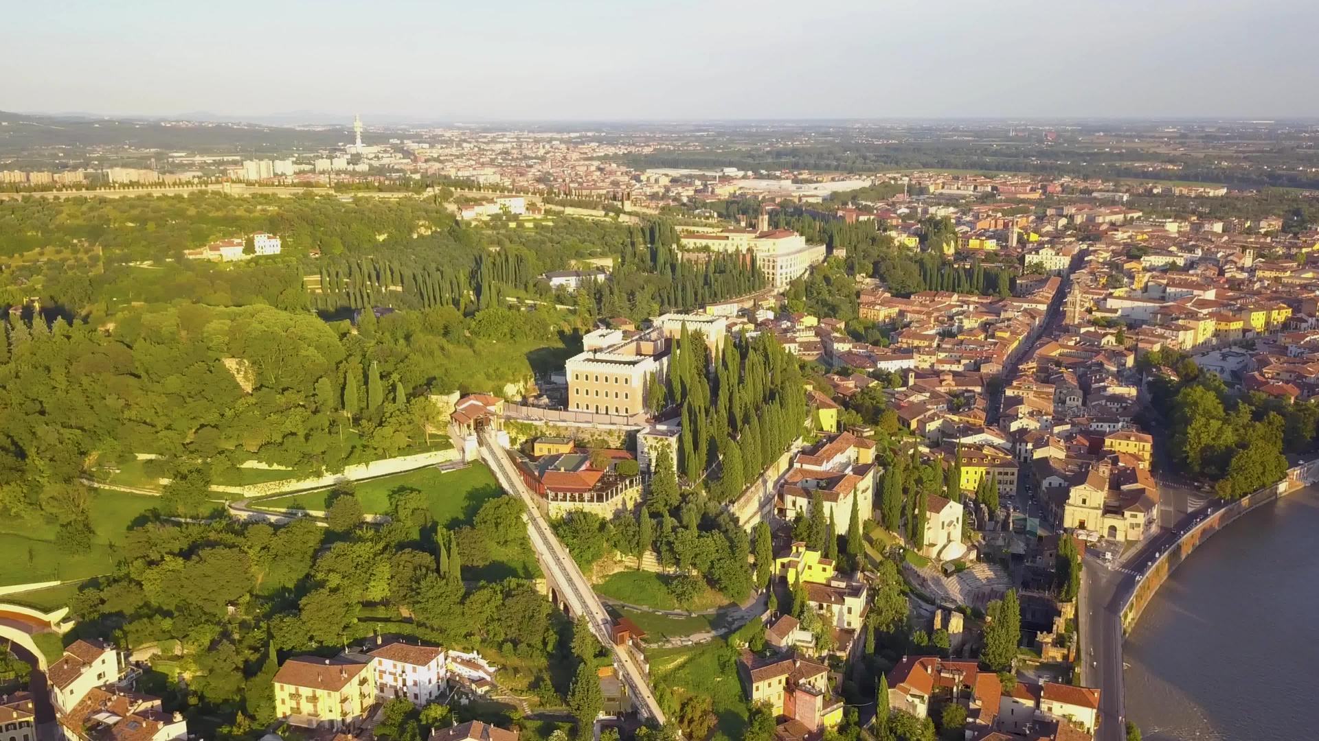 Verona历史城市中心全景横渡阿迪海河的桥梁Castel视频的预览图