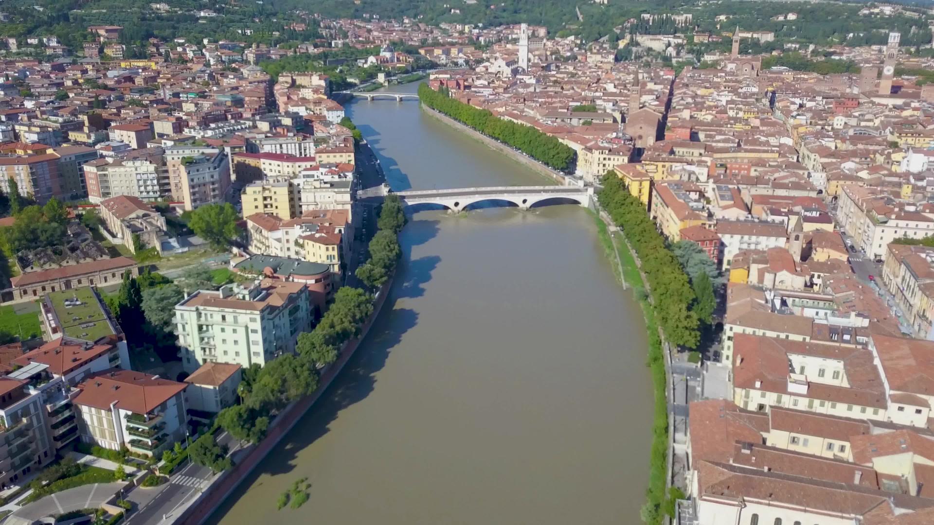VeronaItaly从空中看河流和桥梁Drune视频的预览图