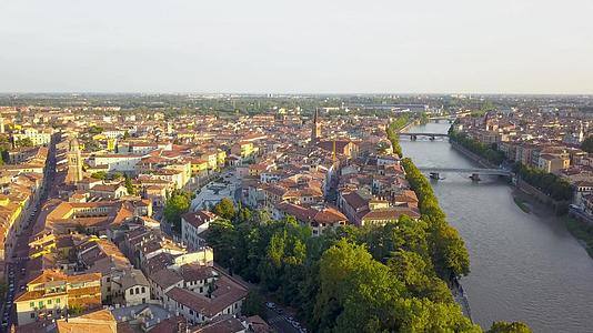 Verona历史城市中心全景跨越digie河的桥梁视频的预览图