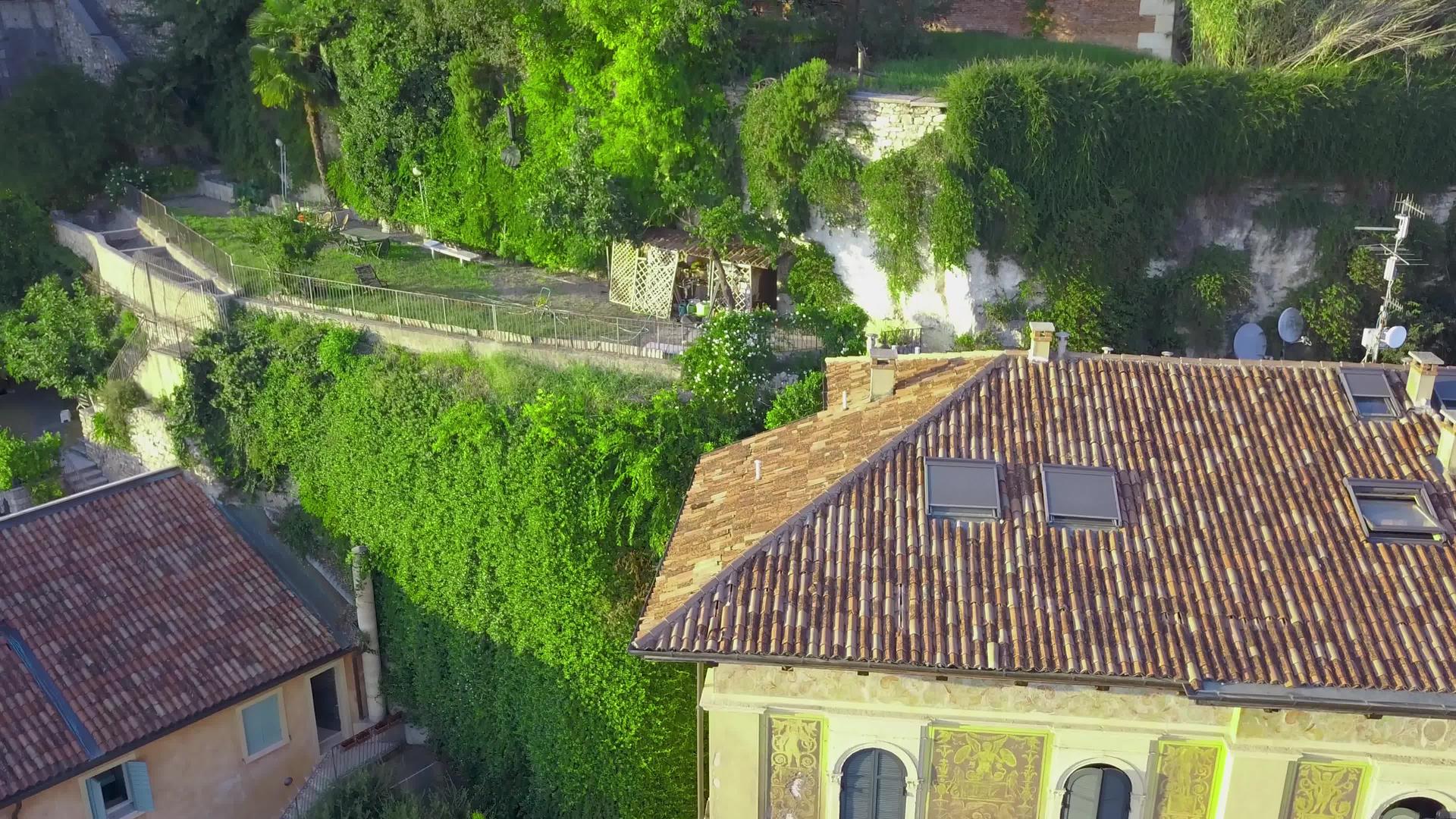 Verona跨越大河的历史城市中心全景桥梁建筑有红砖视频的预览图