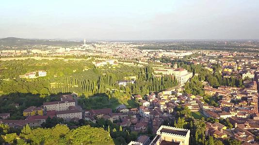 Verona卡斯特一座横跨大河的历史城市中心的全景桥视频的预览图
