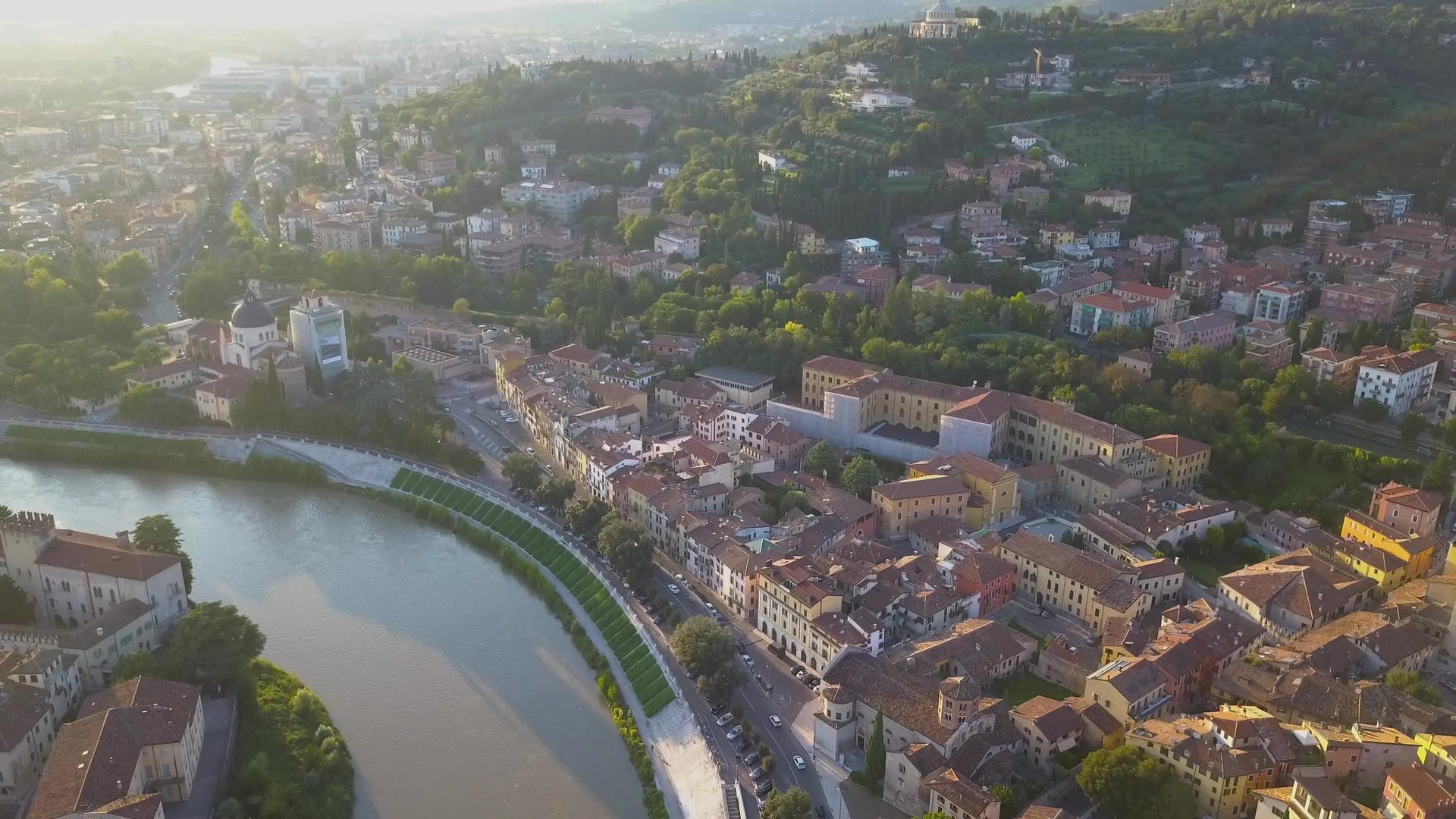 Verona中世纪城市的空中航向包括横跨阿迪海河的桥梁视频的预览图