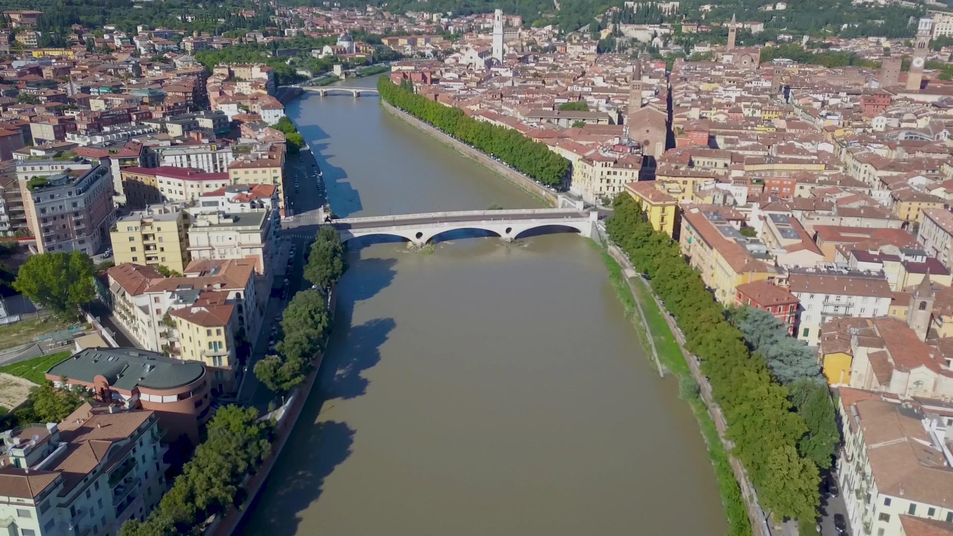VeronaItaly从空中看河流和桥梁drone视频的预览图