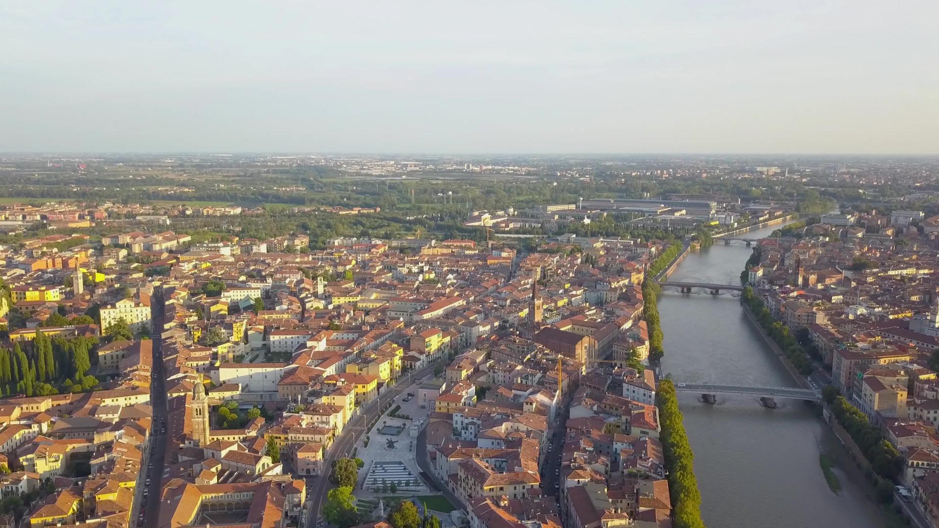 Verona阿迪埃河上的历史城市中心全景桥梁视频的预览图