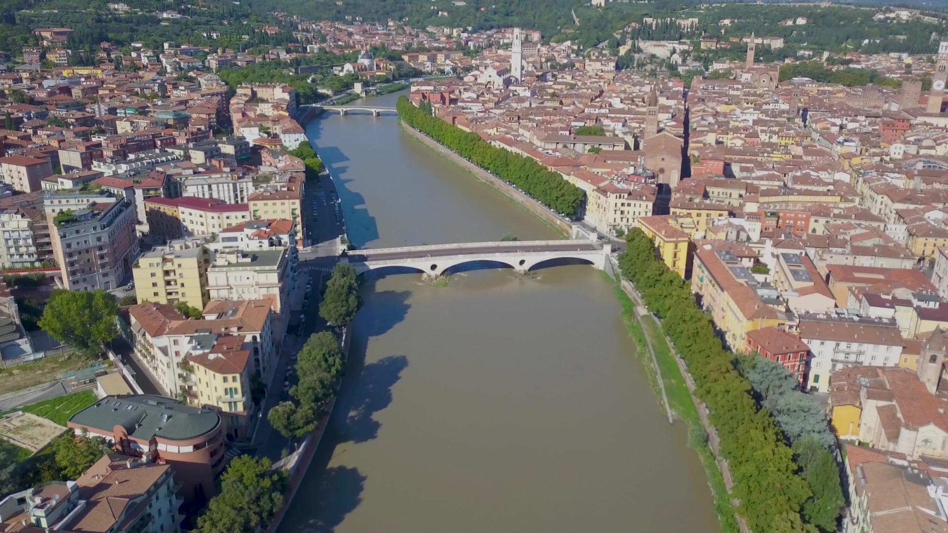 4kDrune空中视频飞越河流kAdrone视频的预览图