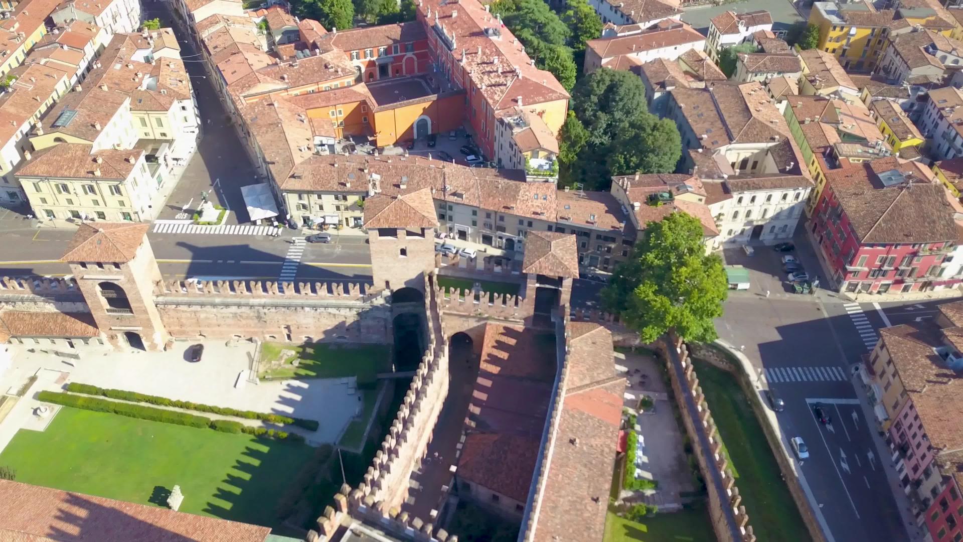 4k的空中录像Castelvecchio城堡的空中视频的预览图