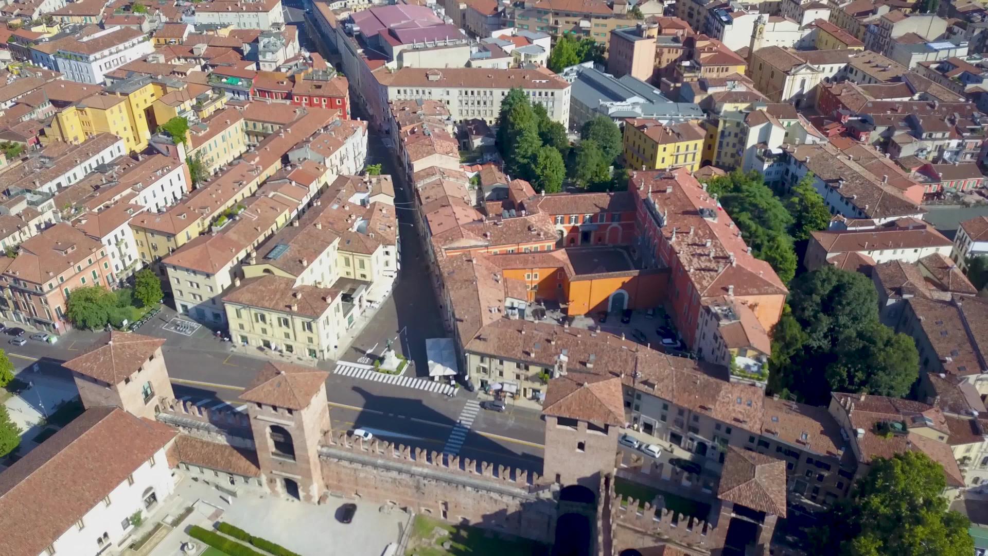 4k的空中录像Castelvecchio城堡的空中视频的预览图