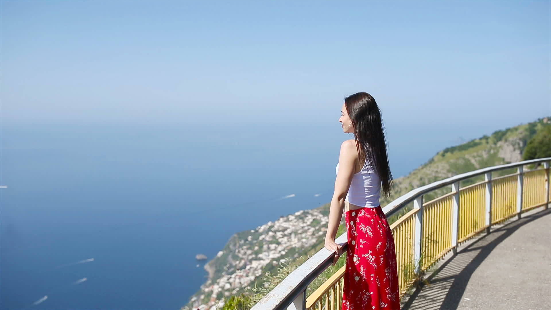 年轻女性在意大利的暑假背景恶性疟疾在意大利海岸视频的预览图