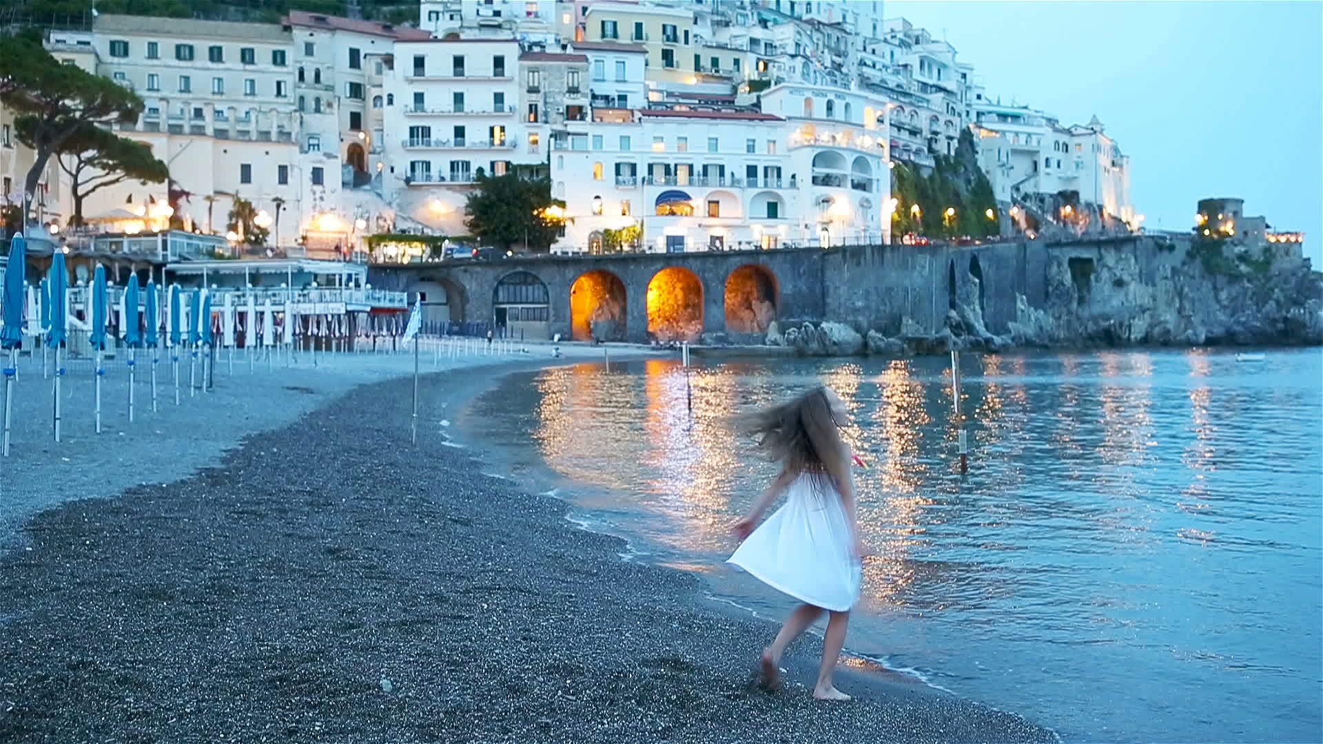 可爱的小女孩在意大利阿玛菲镇日落视频的预览图