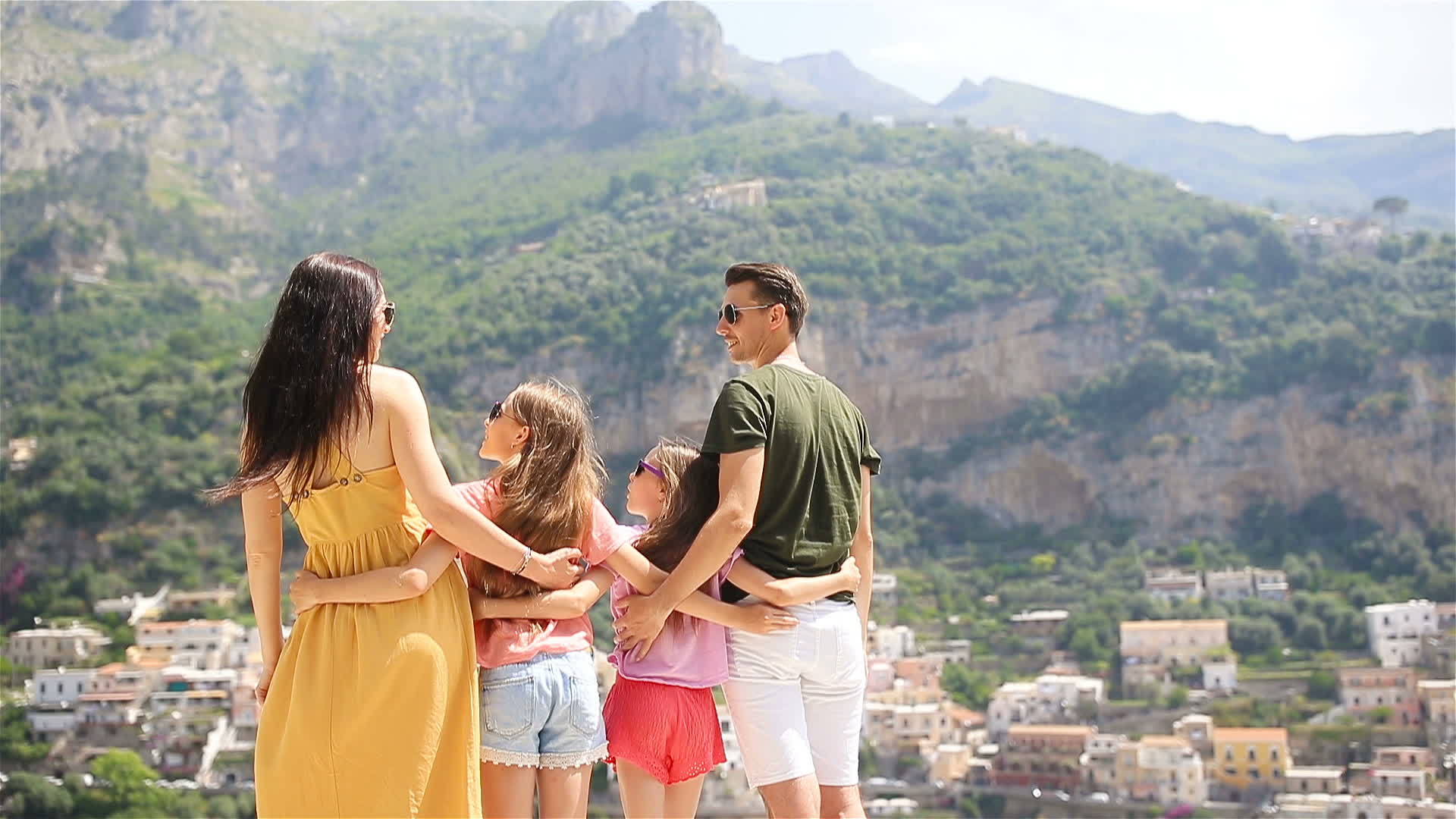 家人在意大利阿玛菲度假视频的预览图