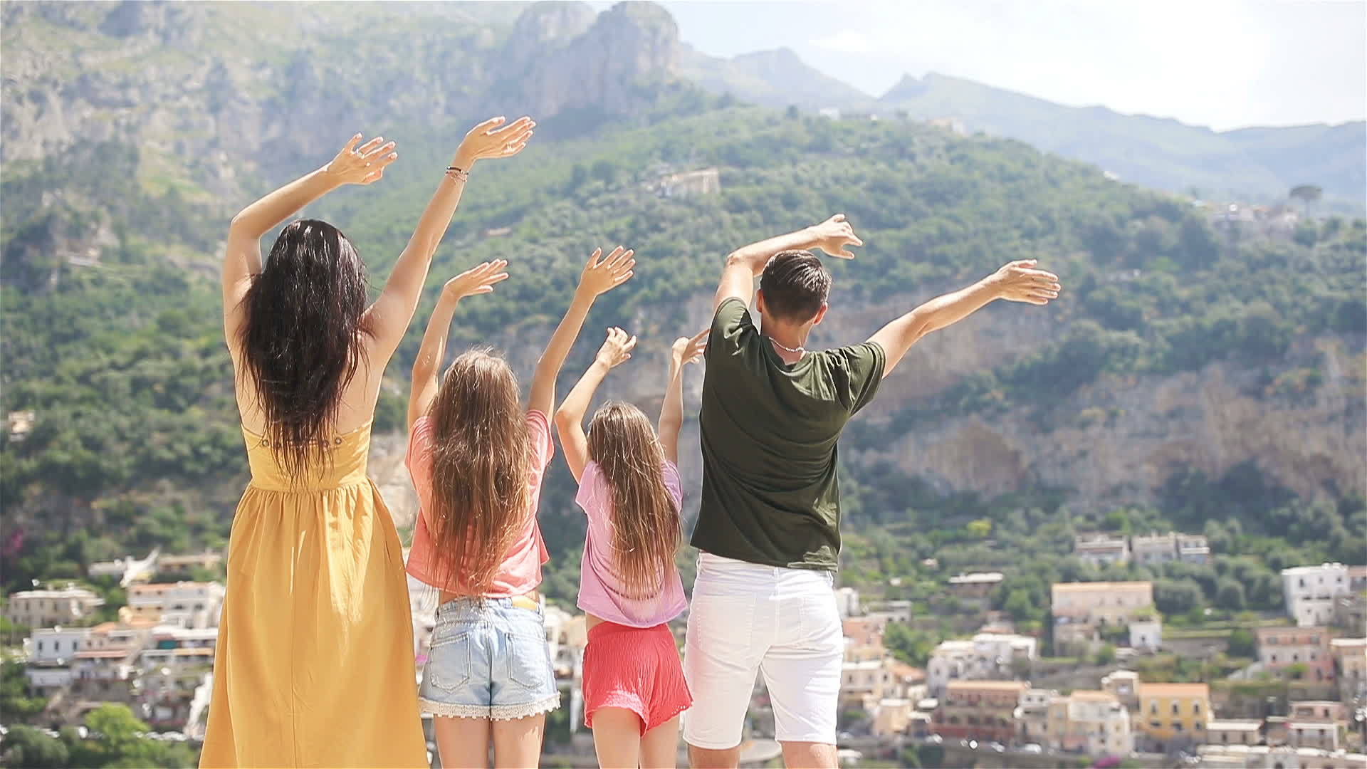 家人在意大利阿玛菲度假视频的预览图