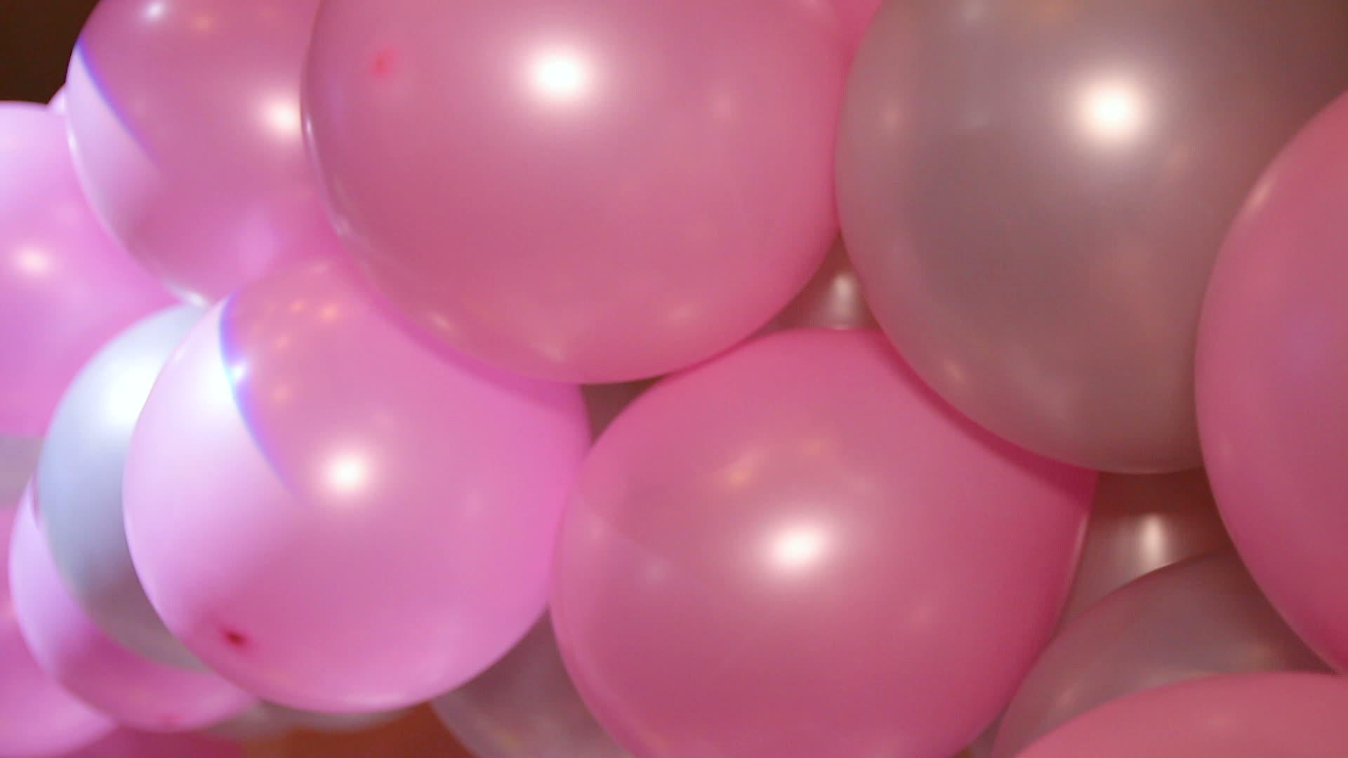 有许多丰富多彩的生日派对气球视频的预览图