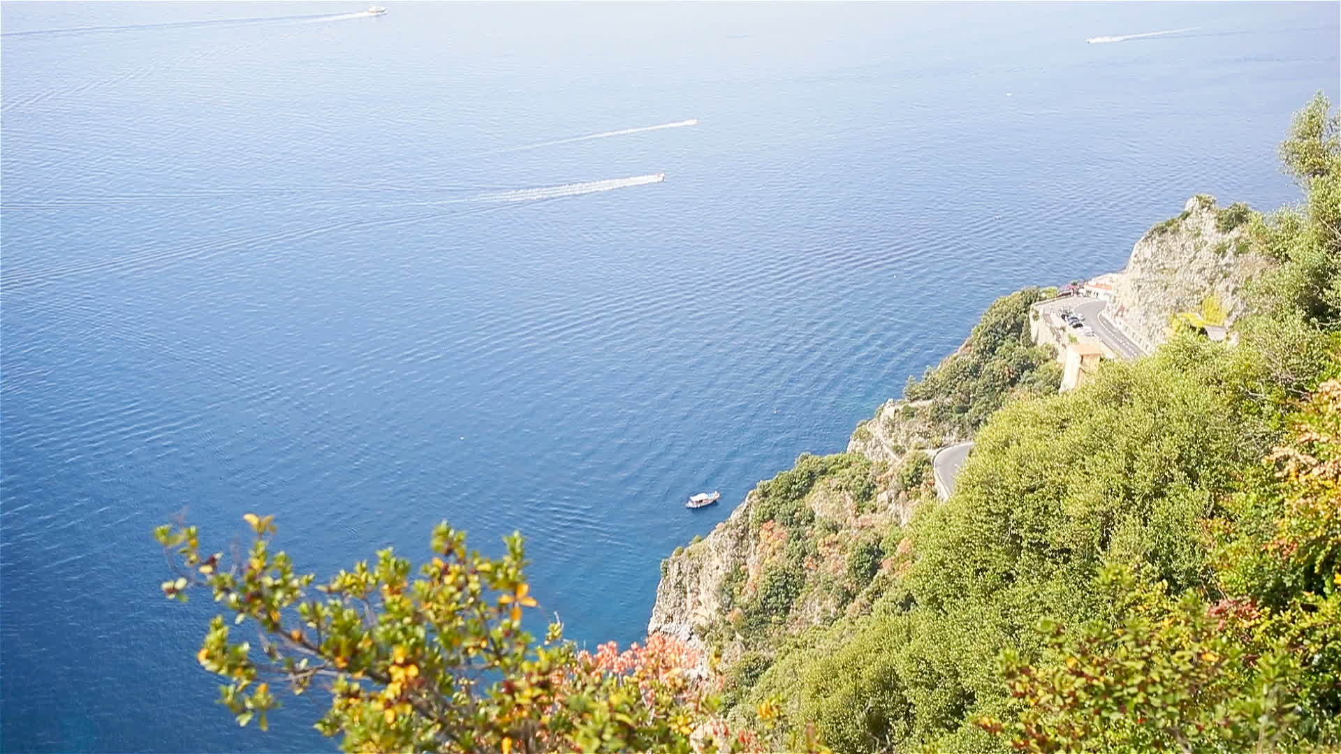 美丽舒适的海湾有船和明亮的绿水在意大利河视频的预览图