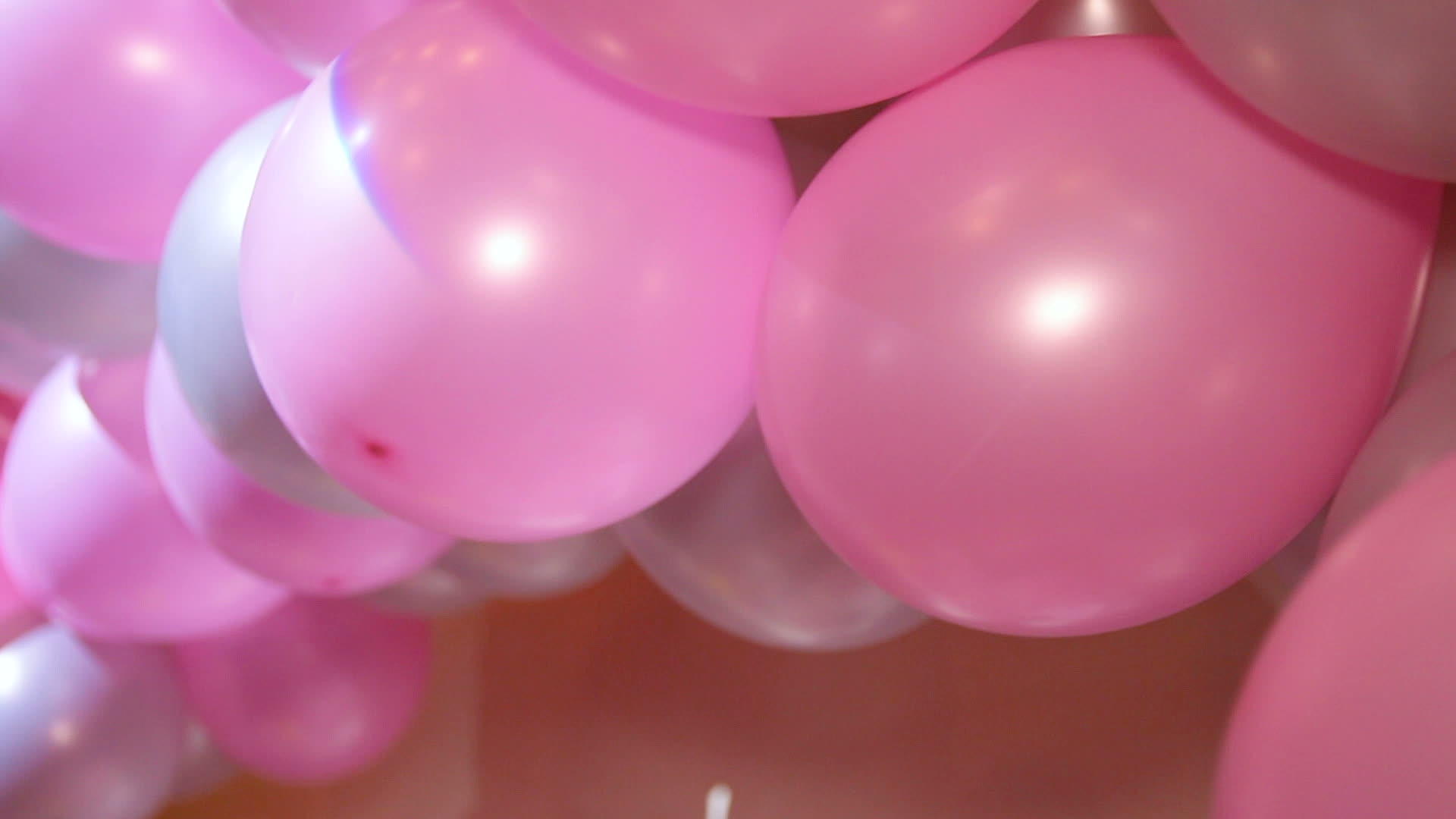 有许多丰富多彩的生日派对气球视频的预览图