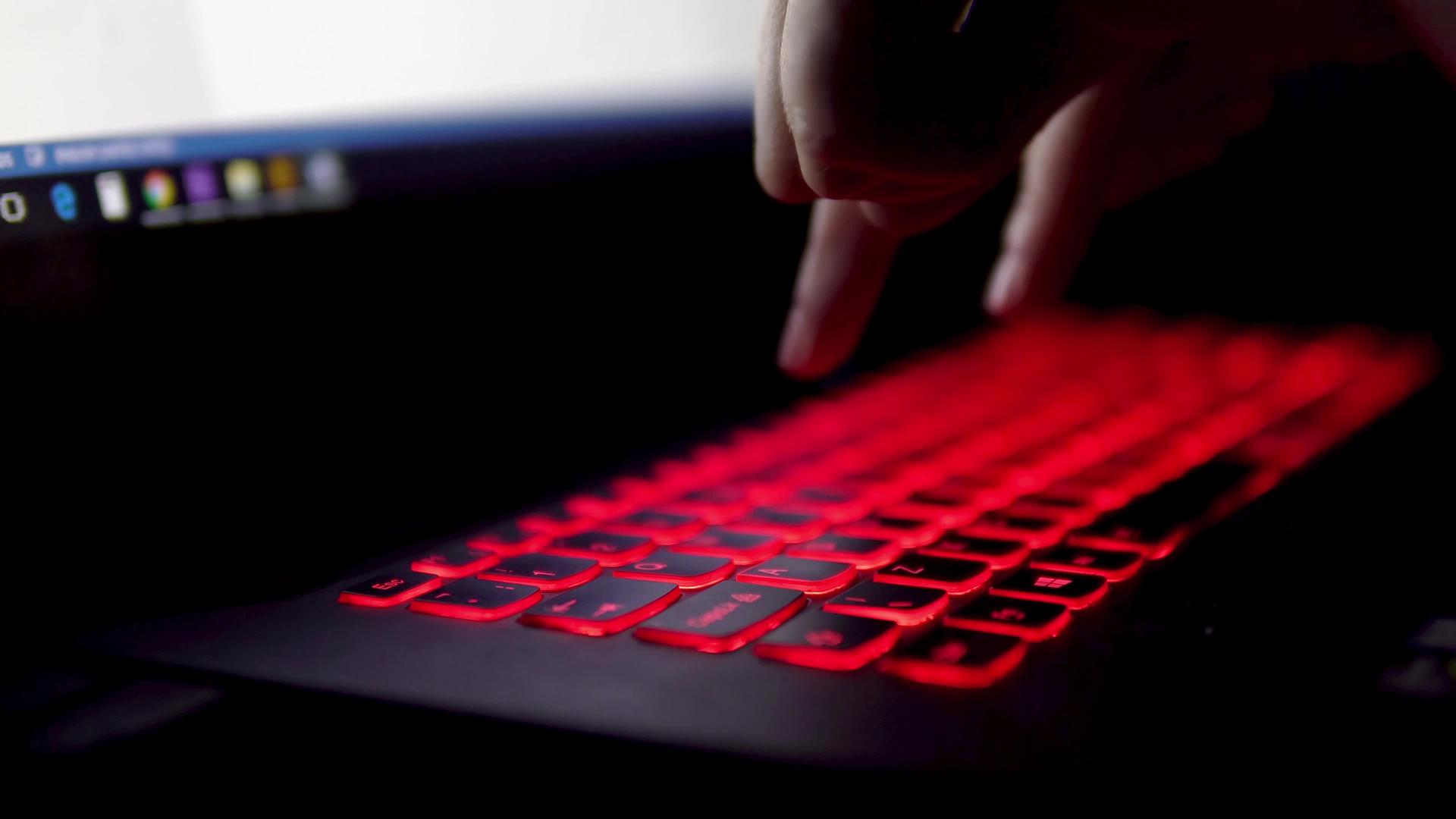 在现代笔记本电脑的红光键盘上打字视频的预览图