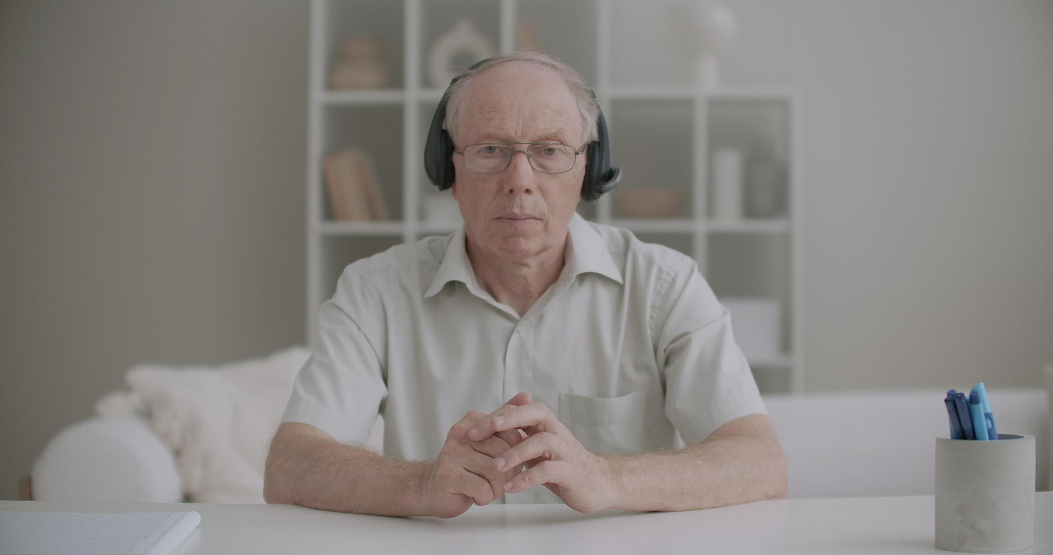 老人用耳机点了点头协议家里的中度肖像在网上听演讲视频的预览图