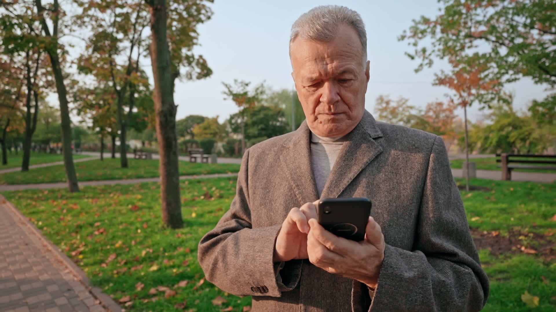 成年男性在公园在线聊天视频的预览图