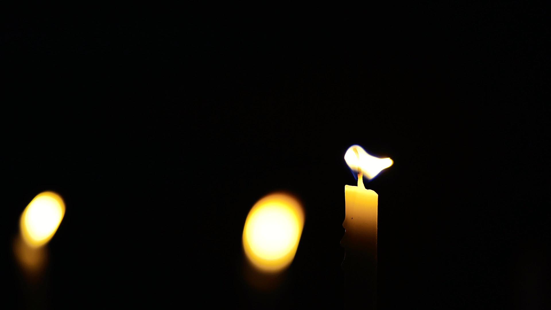 蜡烛的黑暗和黑暗蜡烛的光线视频的预览图