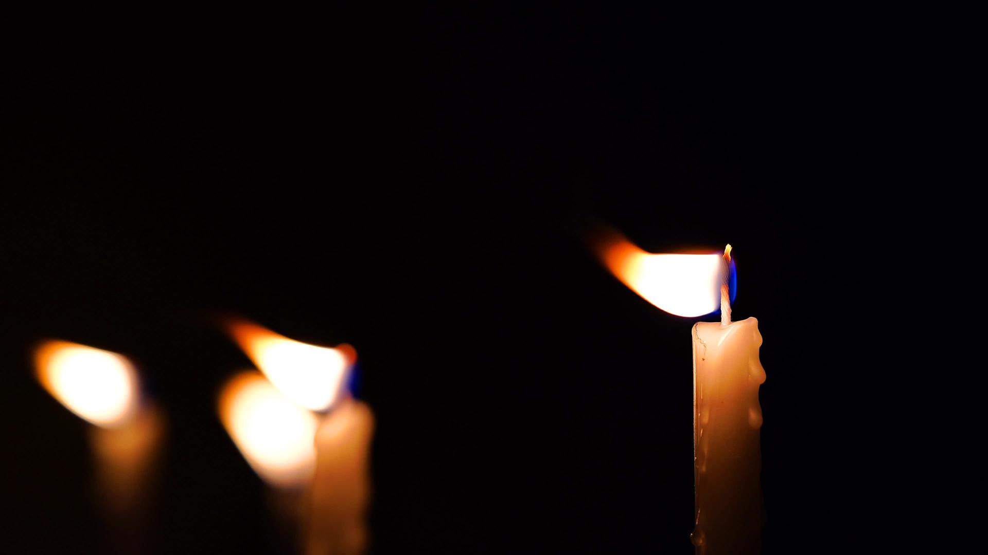 蜡烛的黑暗和黑暗蜡烛的光线视频的预览图