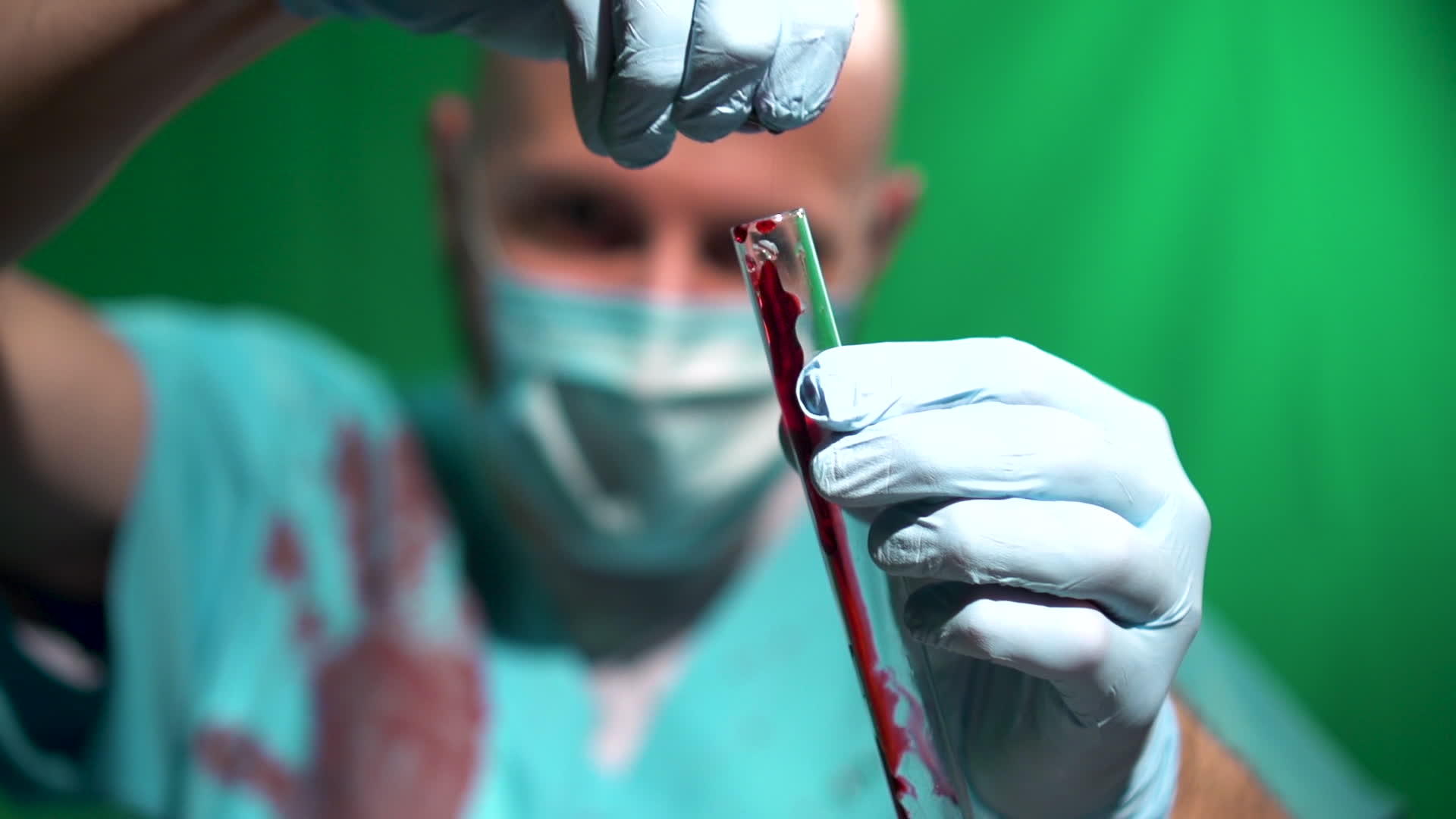 戴着口罩的狡猾医生将血样倒入试管玻璃中视频的预览图
