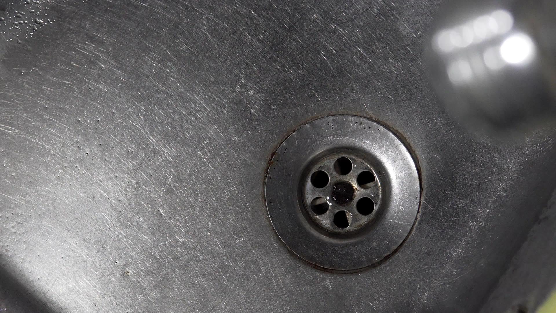 厨房下水道池排水孔和水滴背景循环视频的预览图